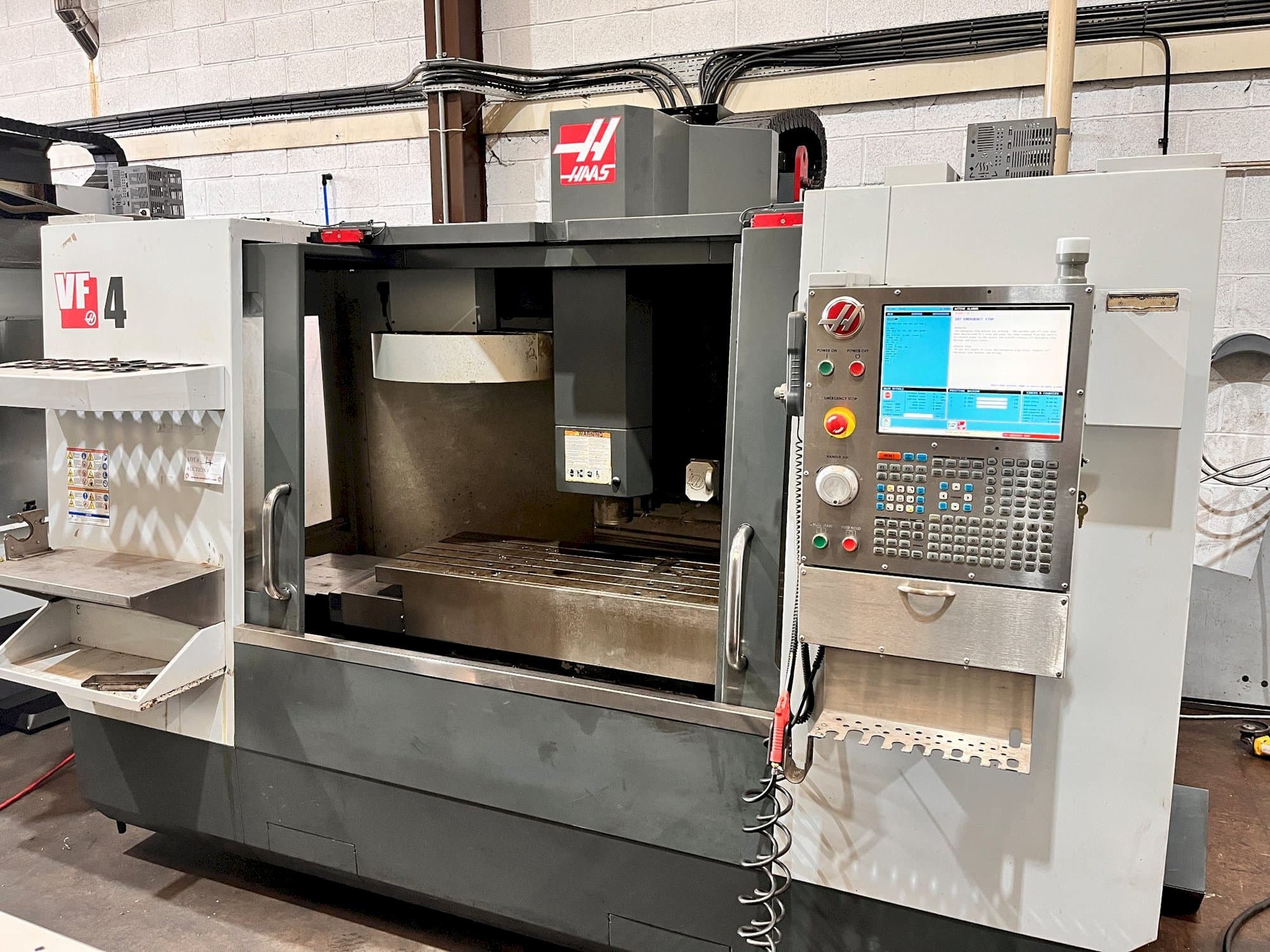 HAAS VF-4 Mašinos vaizdas iš priekio
