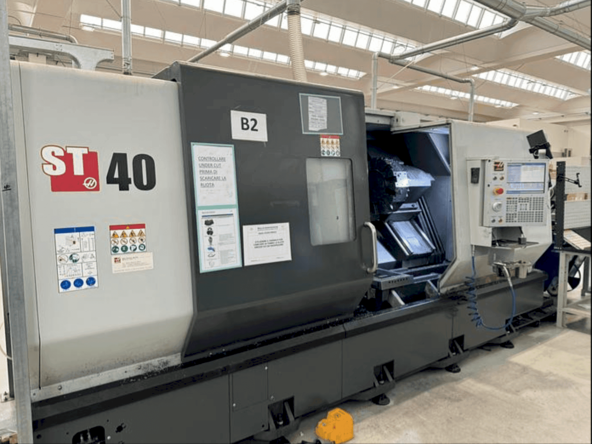 HAAS ST40 Mašinos vaizdas iš priekio