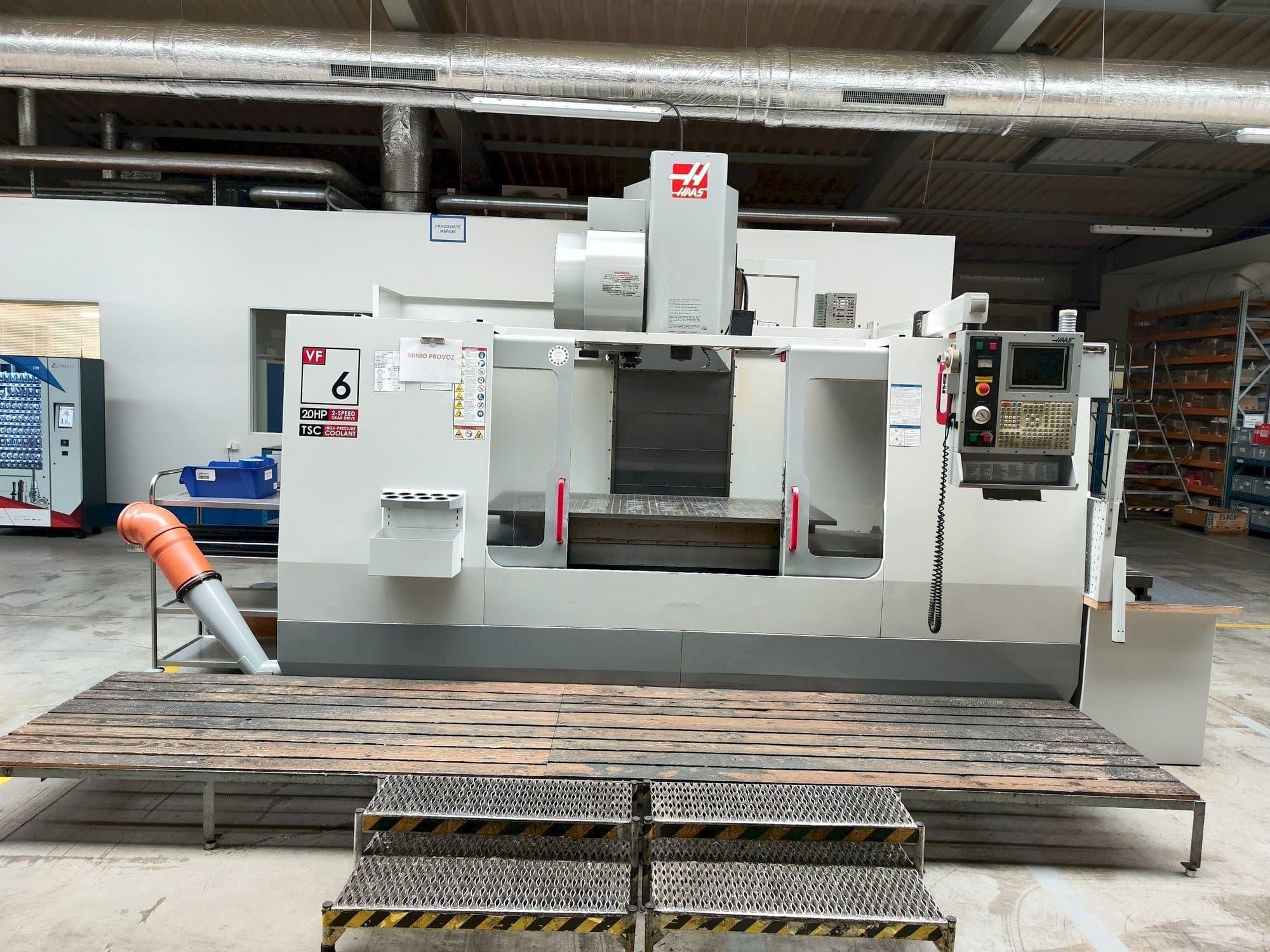 HAAS VF-6 Mašinos vaizdas iš priekio