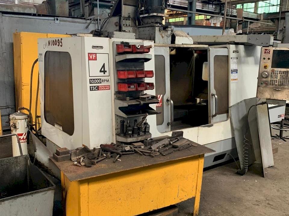HAAS VF-4 Mašinos vaizdas iš priekio