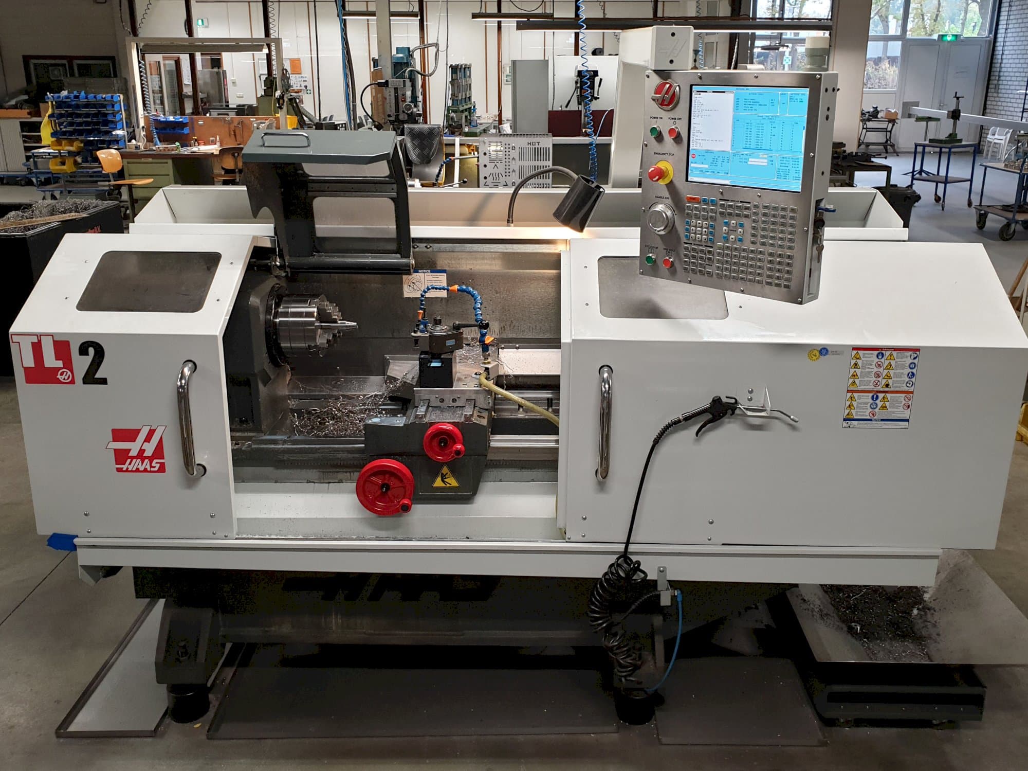 HAAS TL-2 Mašinos vaizdas iš priekio