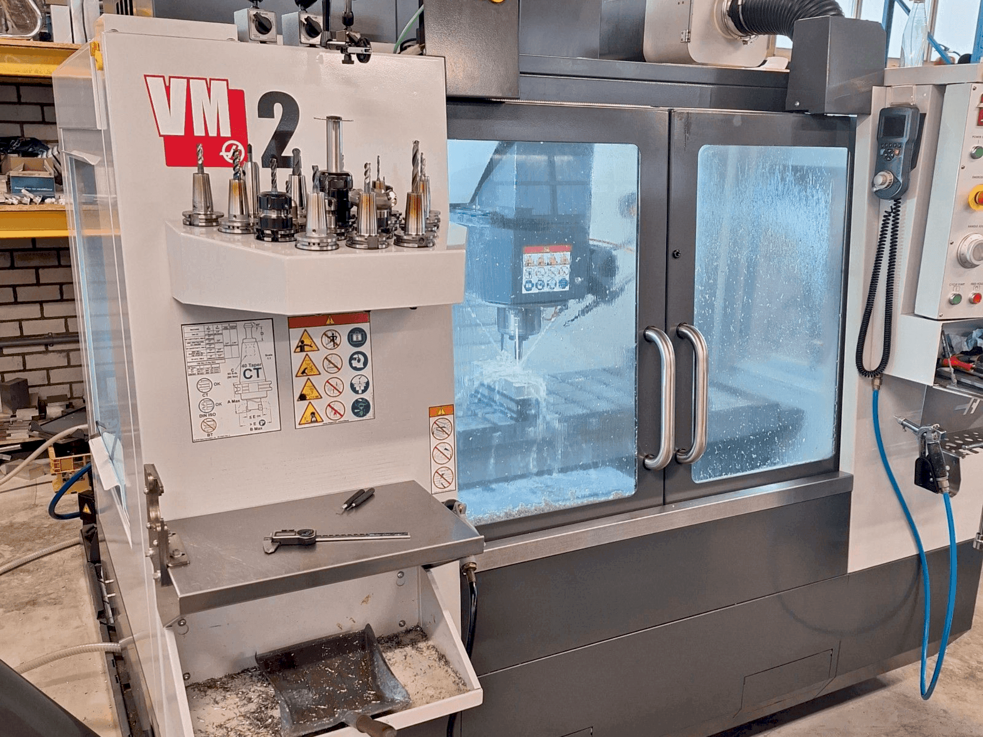 HAAS VM-2 Mašinos vaizdas iš priekio