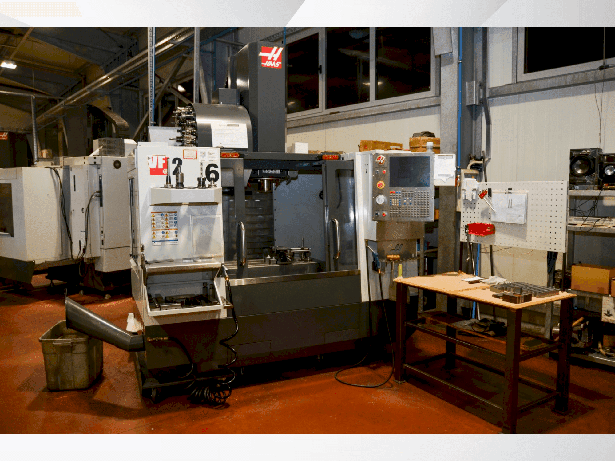 HAAS VF 2 Mašinos vaizdas iš priekio