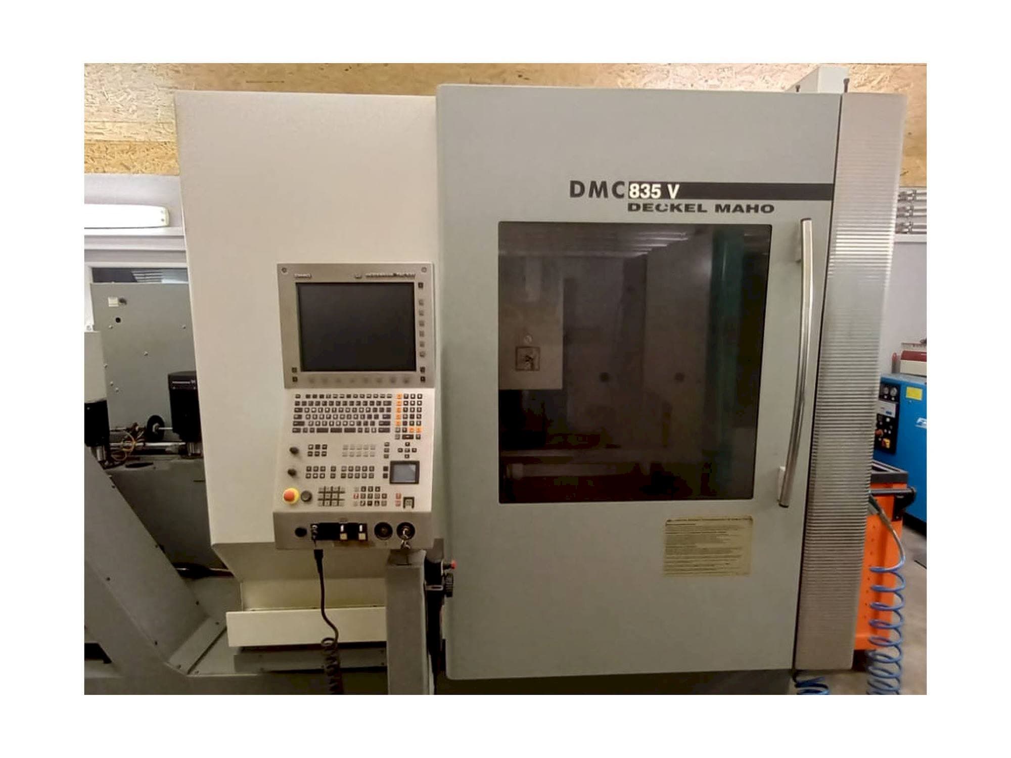 DMG Deckel Maho DMC 835 V Mašinos vaizdas iš priekio