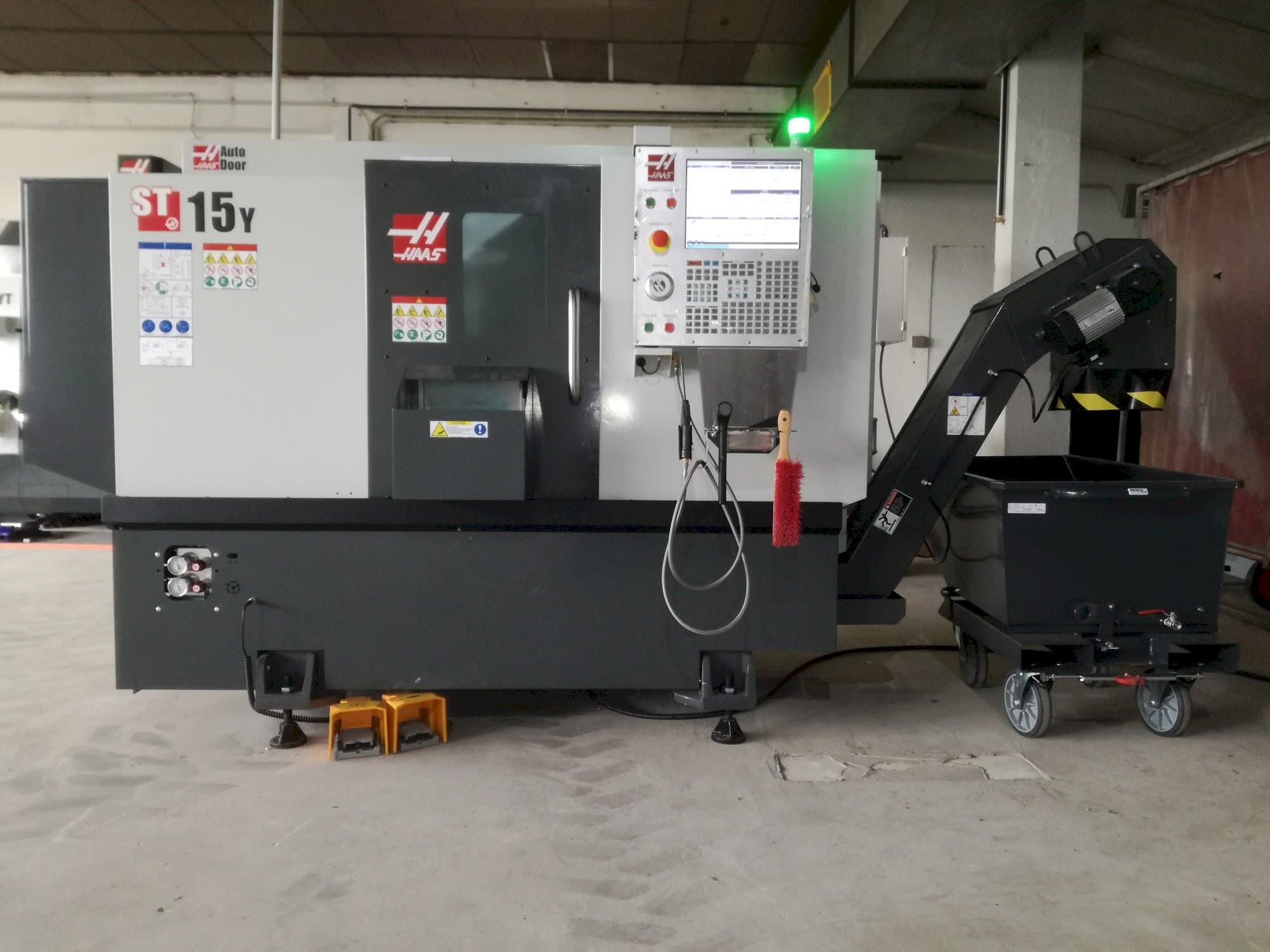 HAAS ST 15y Mašinos vaizdas iš priekio