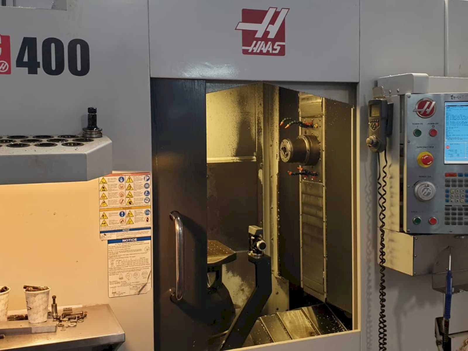 HAAS EC400 Mašinos vaizdas iš priekio