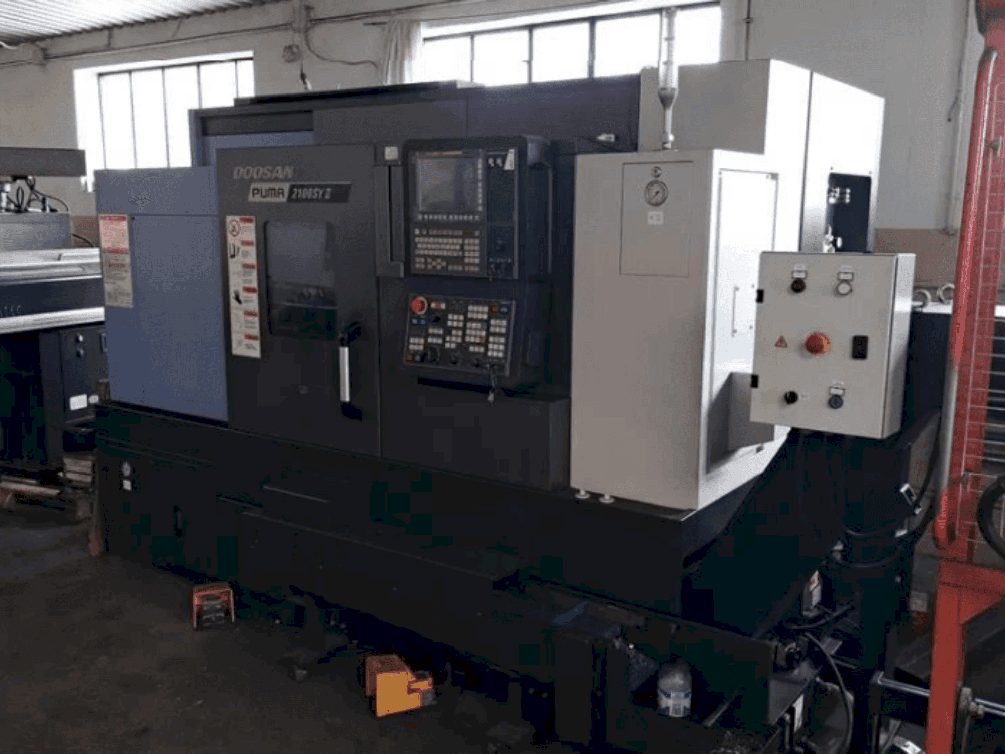 DOOSAN PUMA 2100 SY II Mašinos vaizdas iš priekio