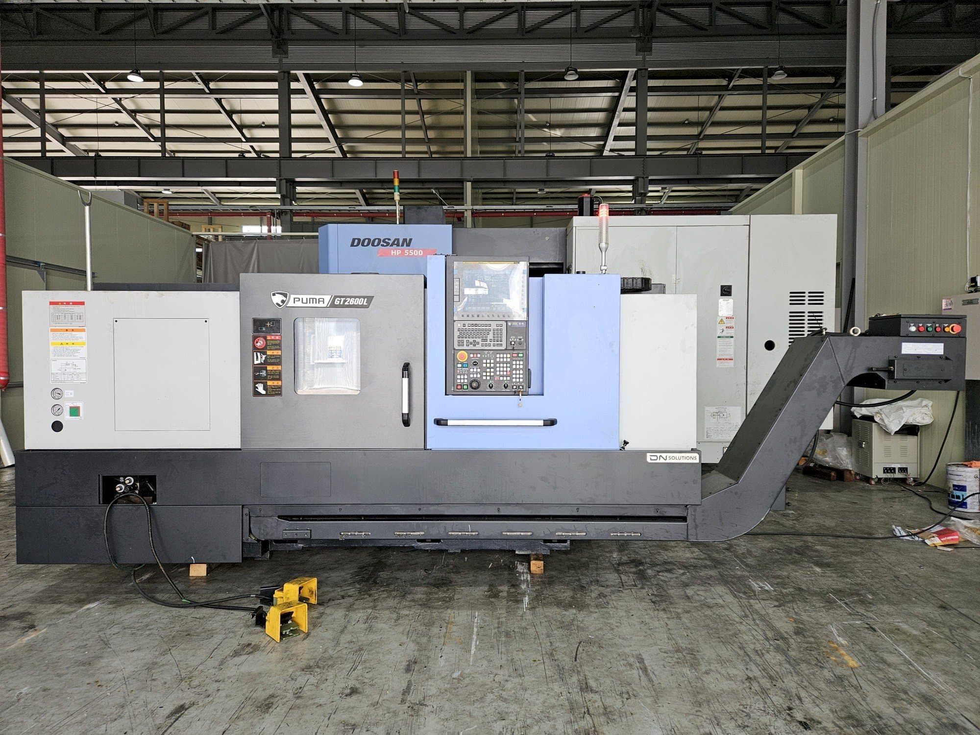 DN SOLUTIONS PUMA GT2600L Mašinos vaizdas iš priekio