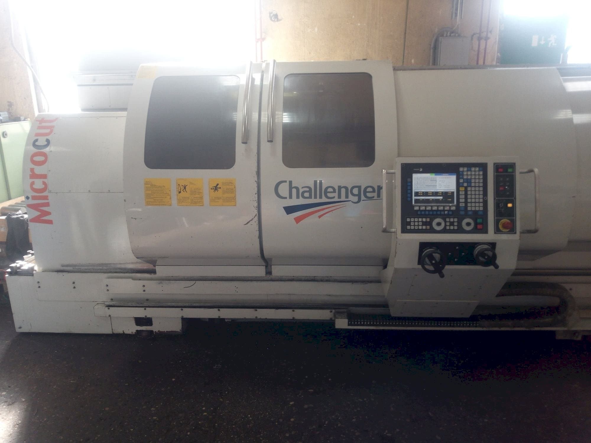 MICROCUT BNC 2280 Mašinos vaizdas iš priekio