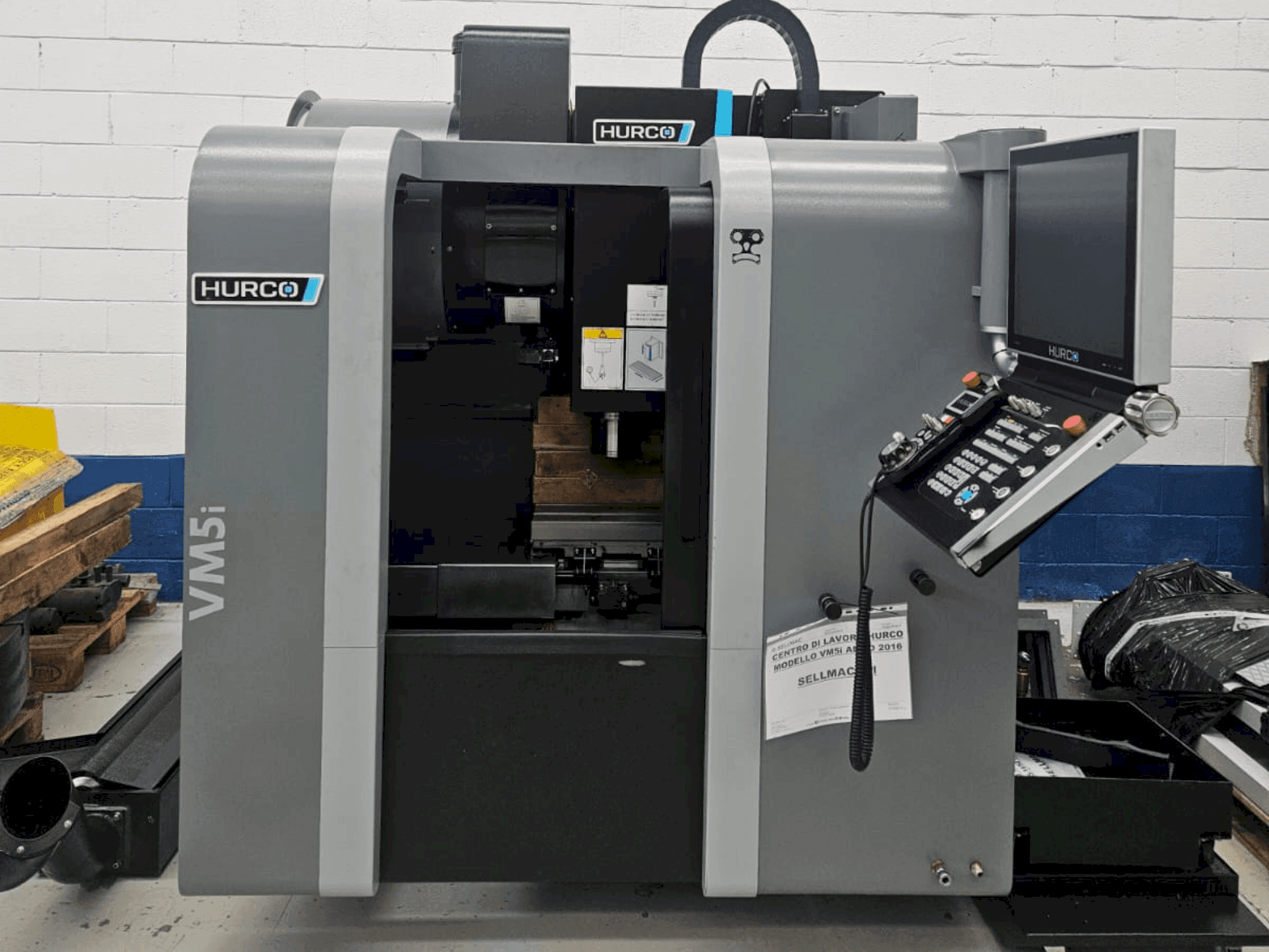 Hurco VM5i Mašinos vaizdas iš priekio