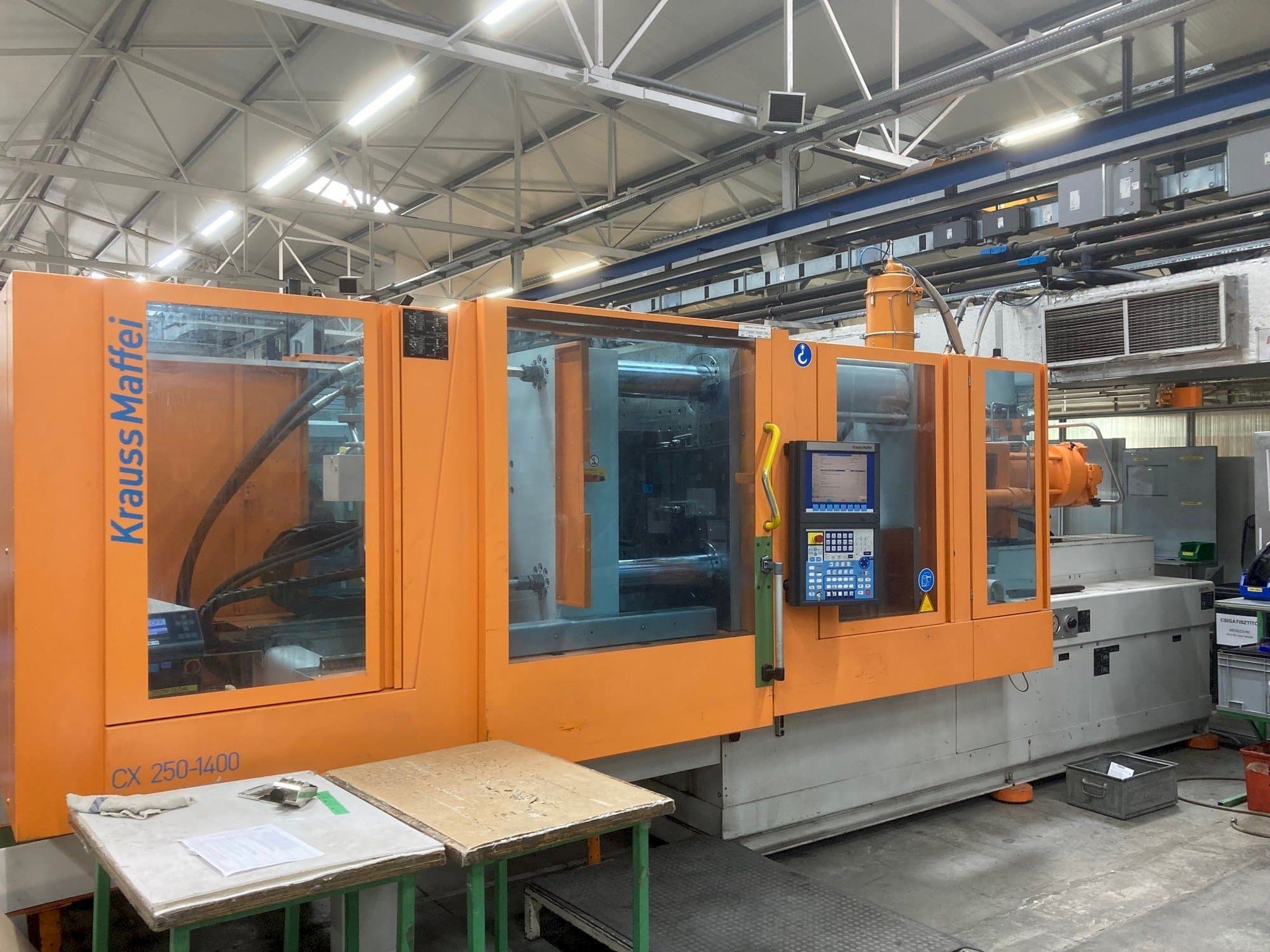 Krauss Maffei KM 250-400 CX Mašinos vaizdas iš priekio