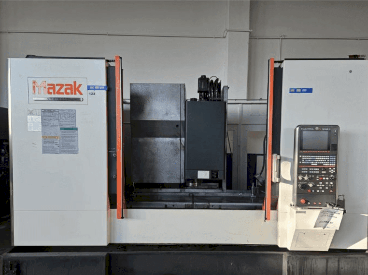 Mazak VTC-530C Mašinos vaizdas iš priekio