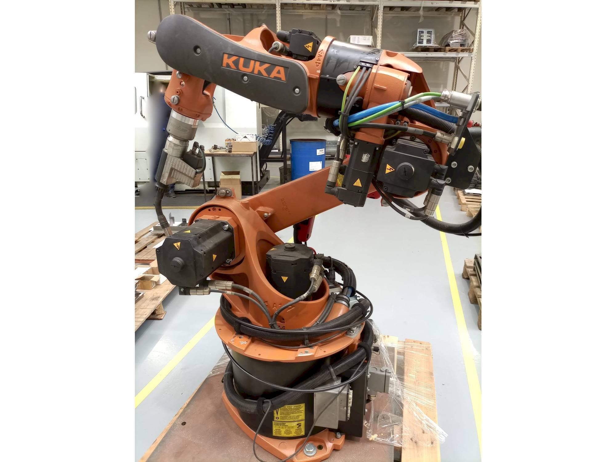 KUKA KR16 ARC HW Mašinos vaizdas iš priekio