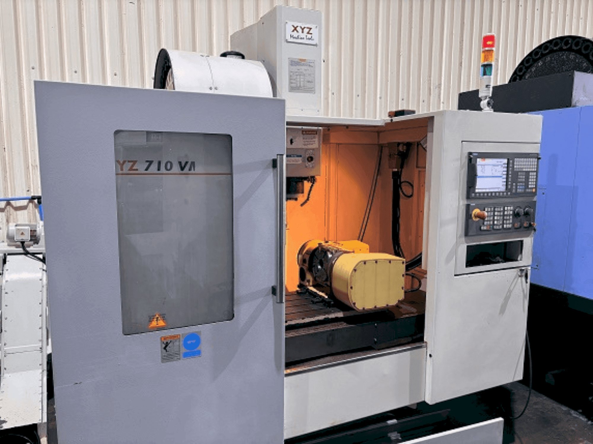 XYZ 710 VMC Mašinos vaizdas iš priekio