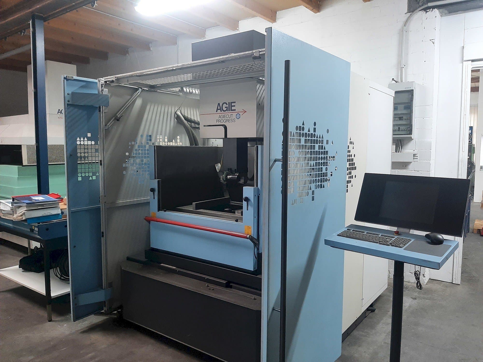 AGIE Agiecut Progress 3 Mašinos vaizdas iš priekio