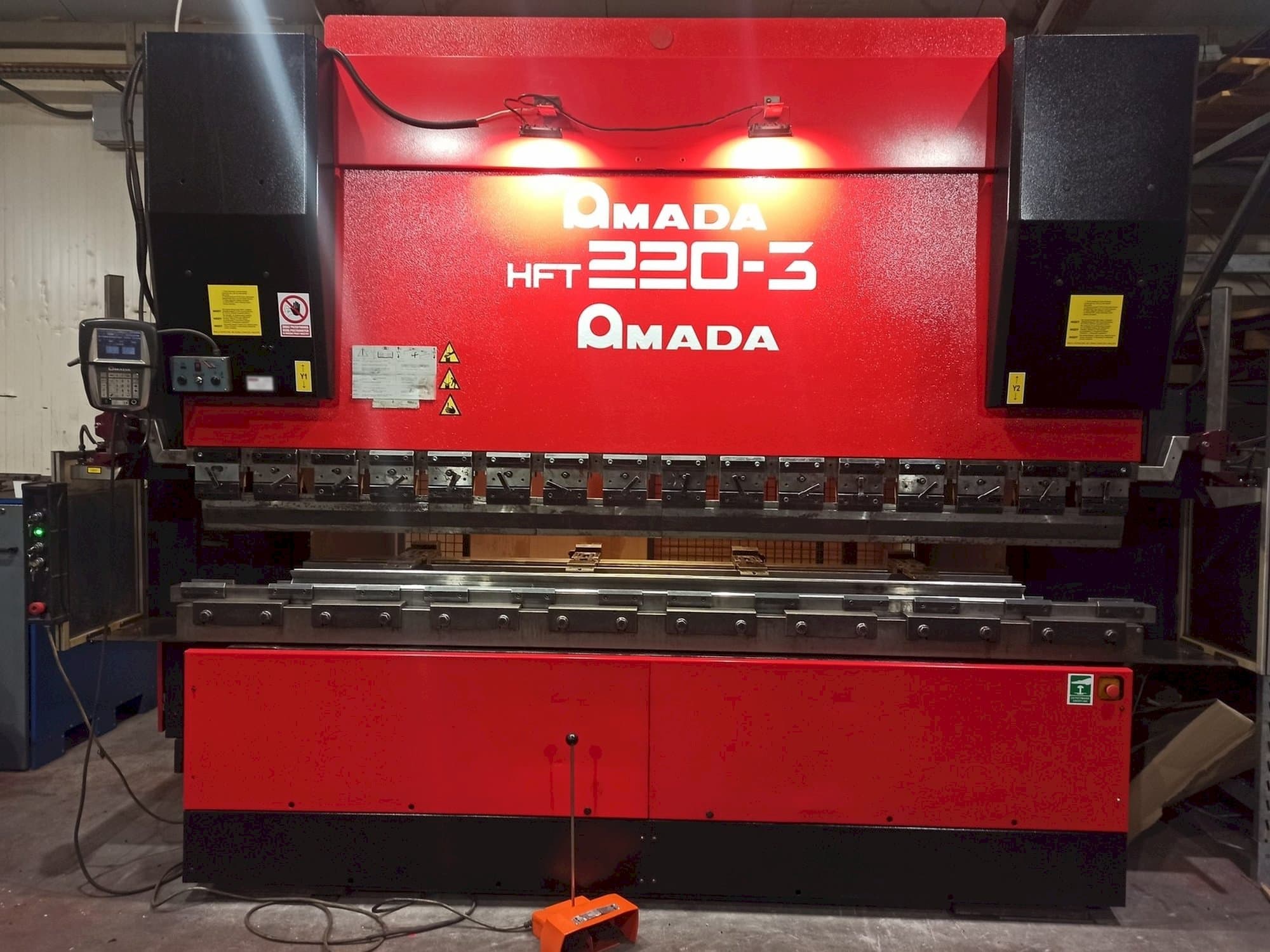AMADA HFT 220-3 Mašinos vaizdas iš priekio