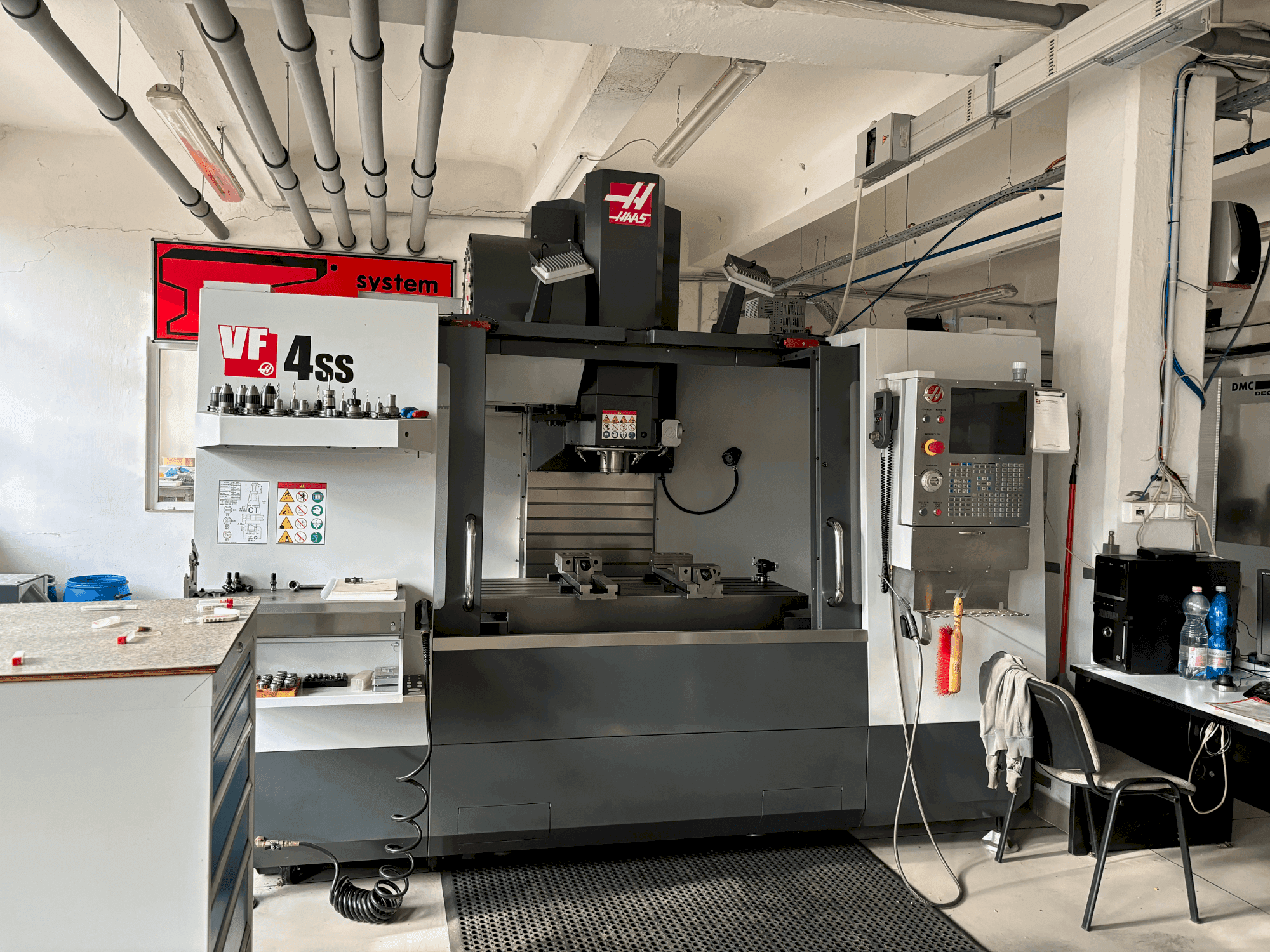 HAAS HASS VS4SS Mašinos vaizdas iš priekio