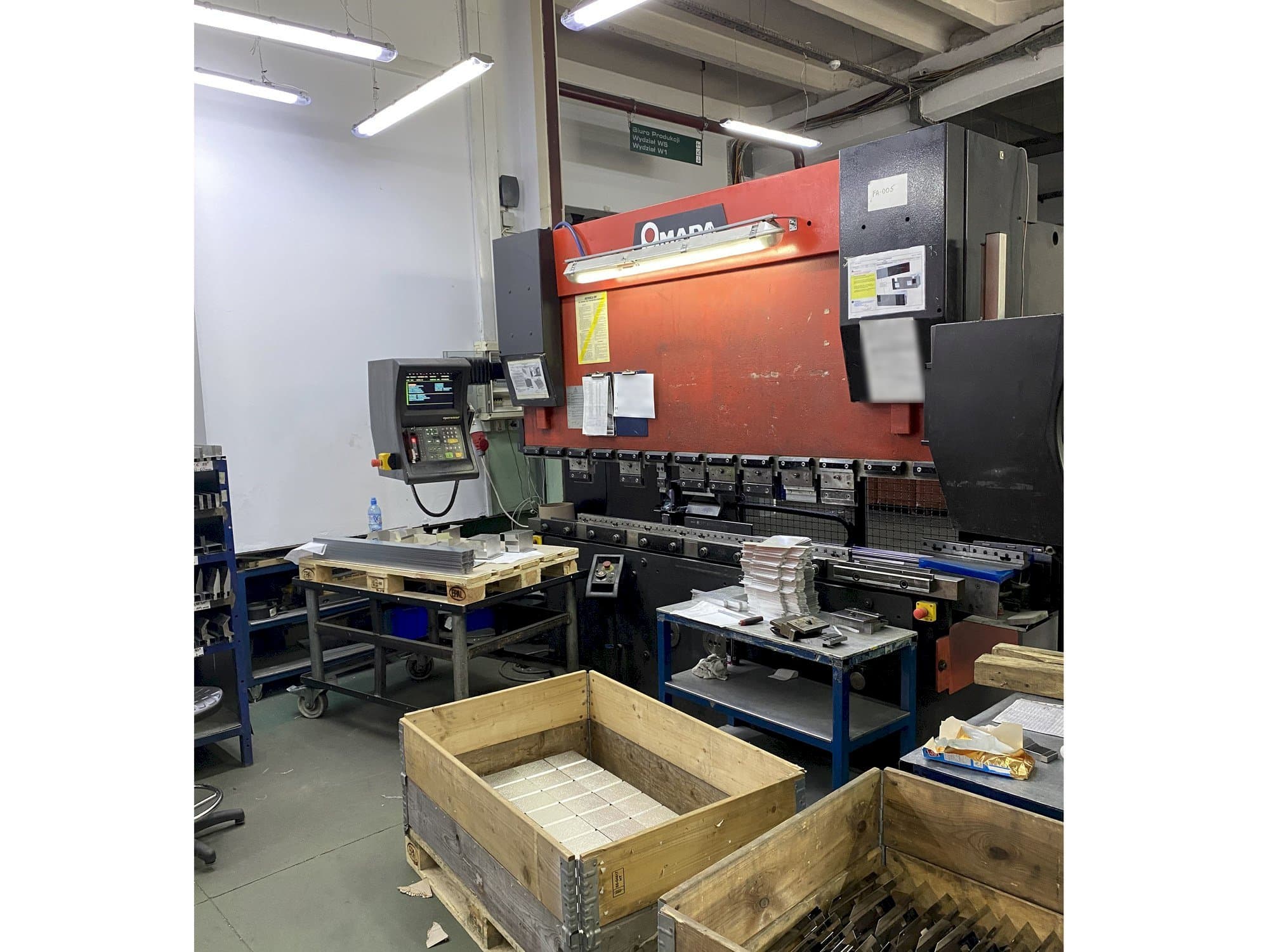 AMADA HFBO 8025 Mašinos vaizdas iš priekio