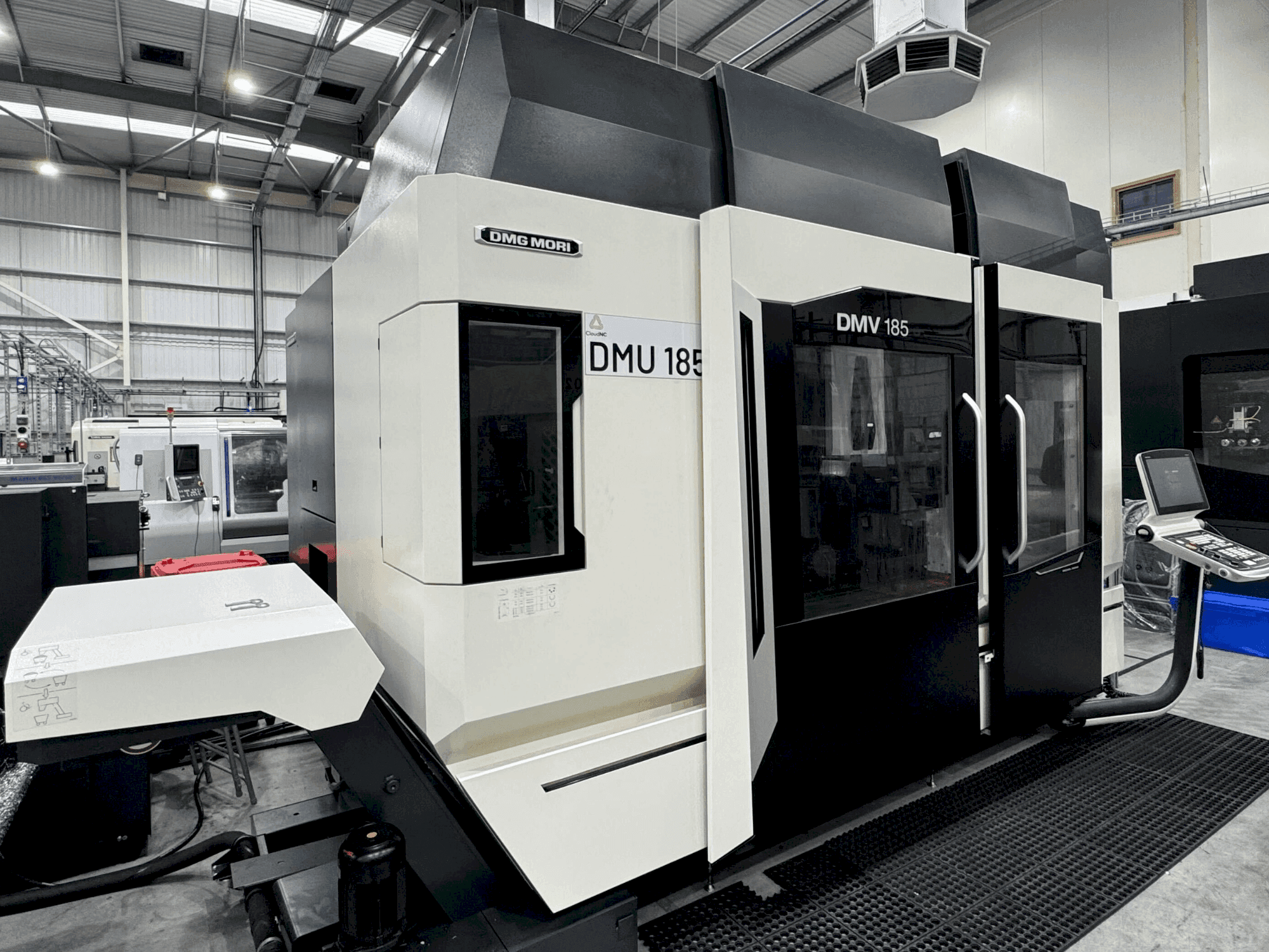 DMG MORI DMV 185 Mašinos vaizdas iš priekio