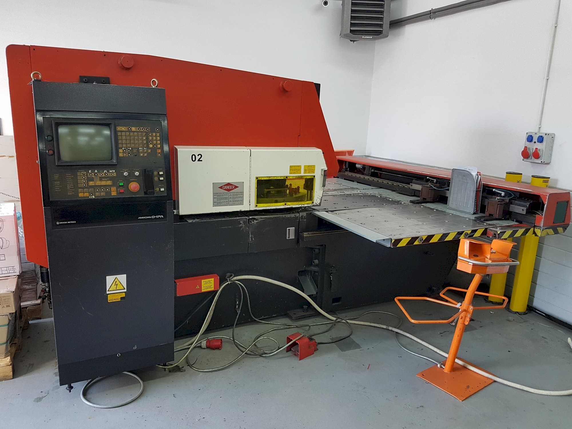 AMADA ARIES 245 Mašinos vaizdas iš priekio