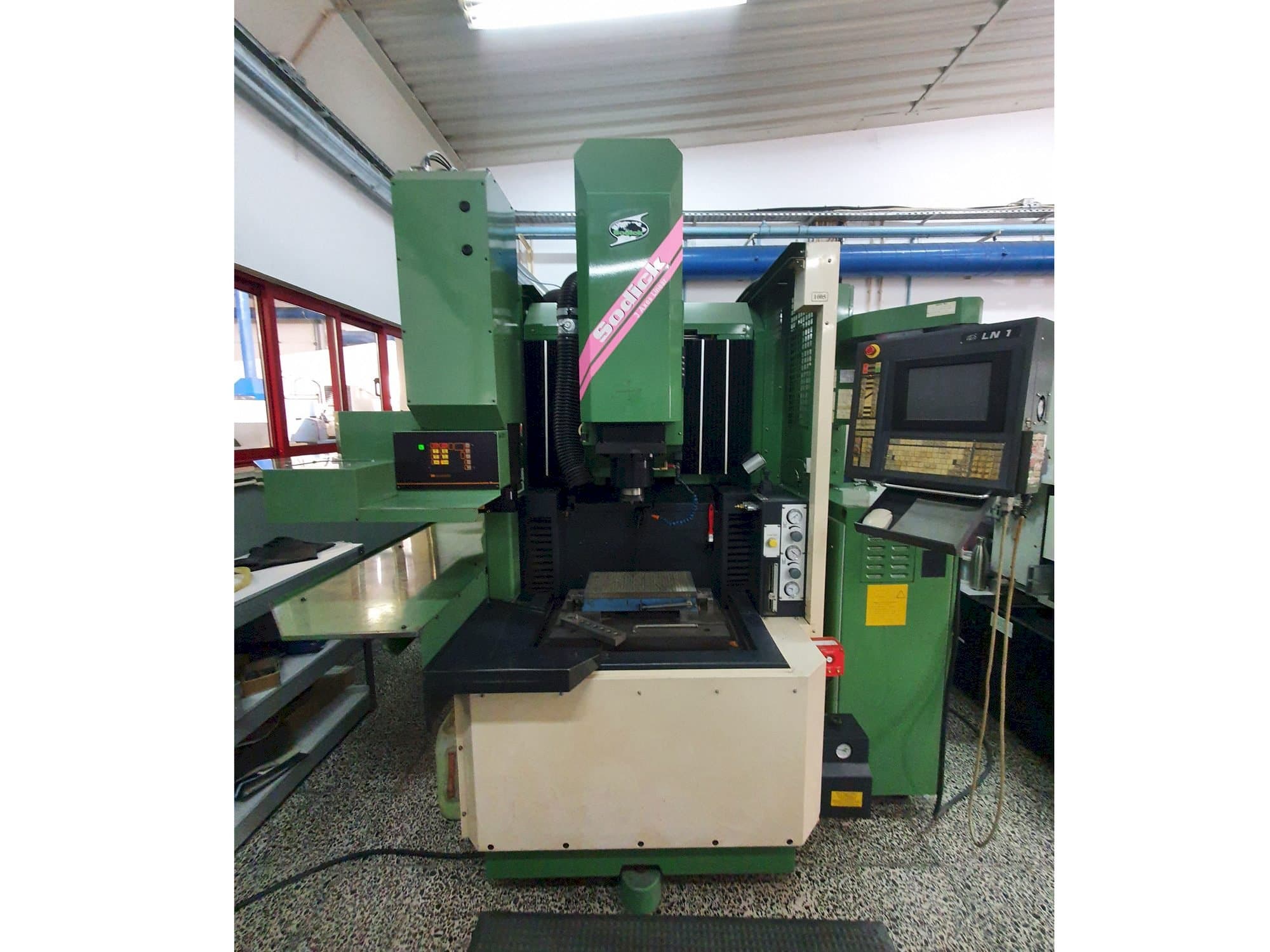 Sodick AQ35L Mašinos vaizdas iš priekio