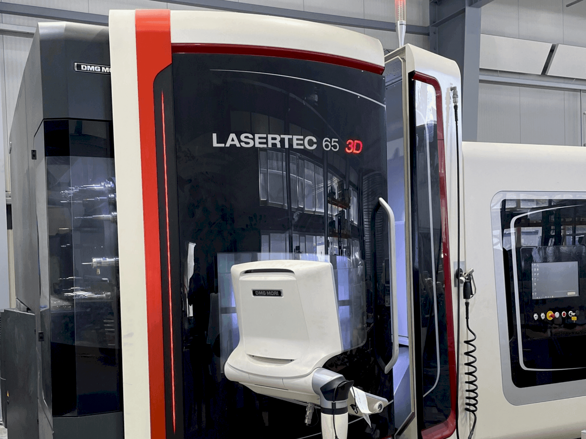 DMG MORI LASERTEC 65 3D Hybrid Mašinos vaizdas iš priekio