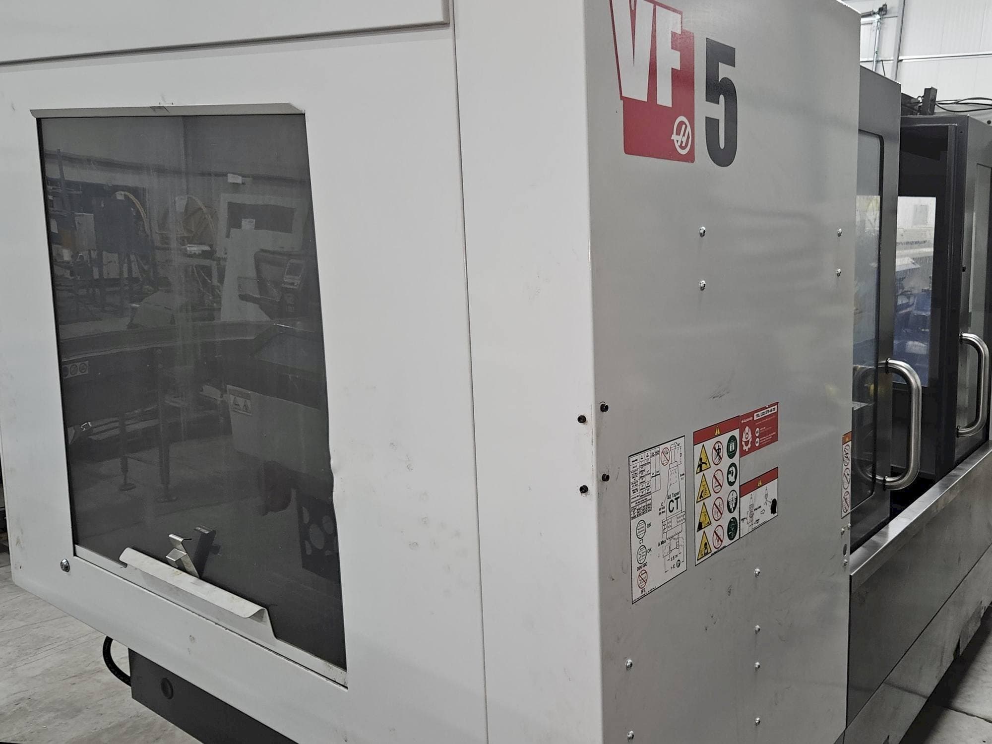 HAAS VF-5/40 Mašinos vaizdas iš priekio