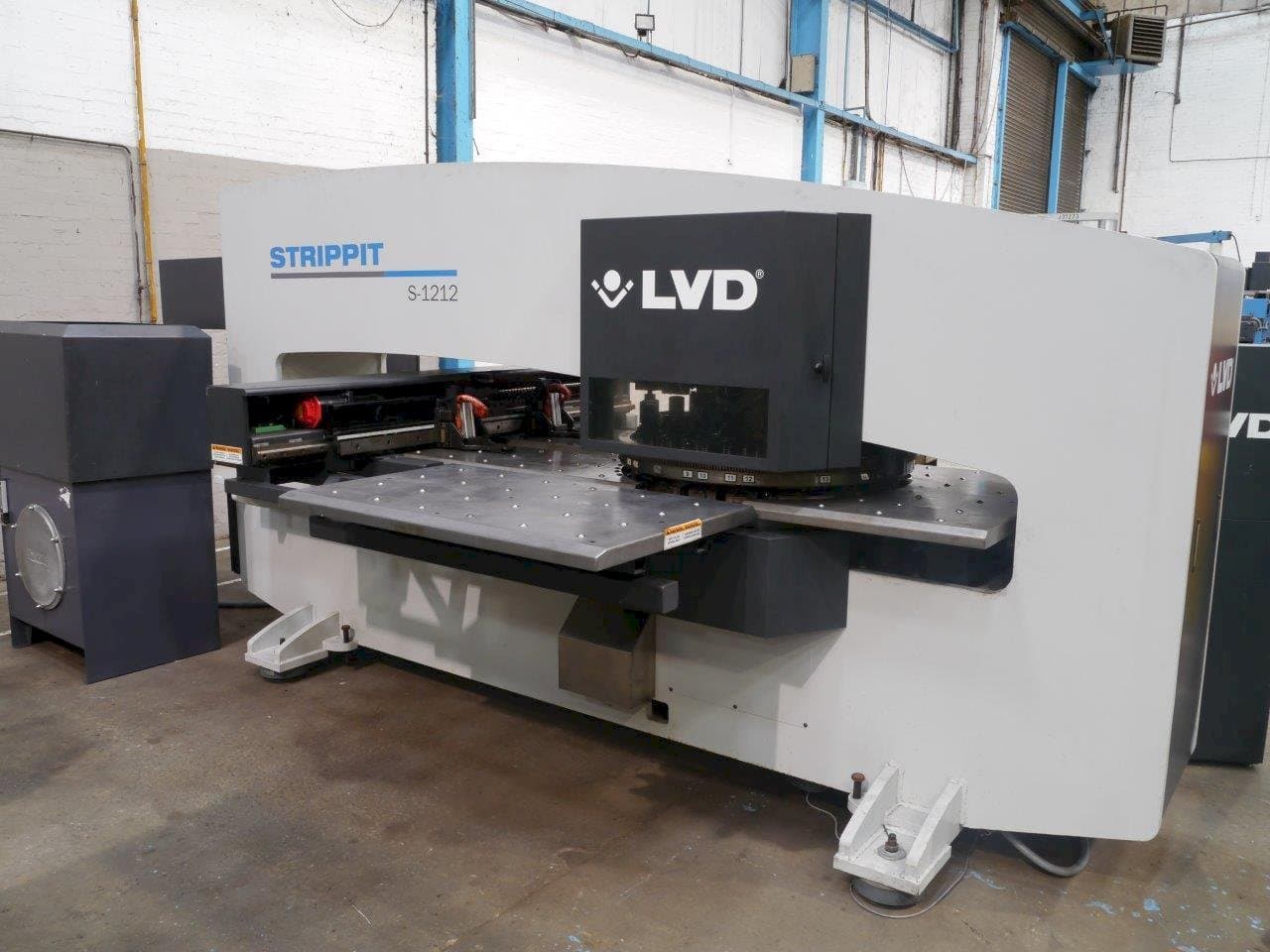 LVD STRIPPIT S 1212 Mašinos vaizdas iš priekio