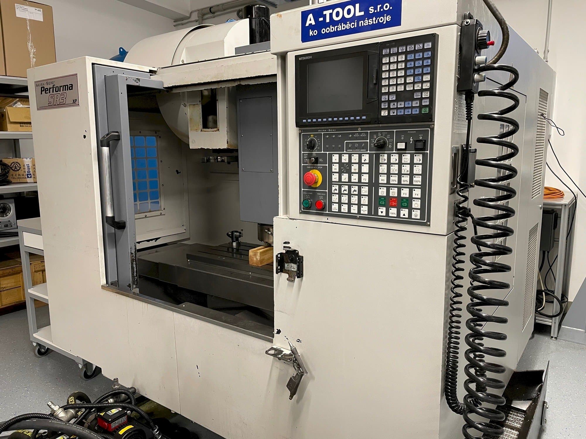 Akira Seiki SR3XP Mašinos vaizdas iš priekio