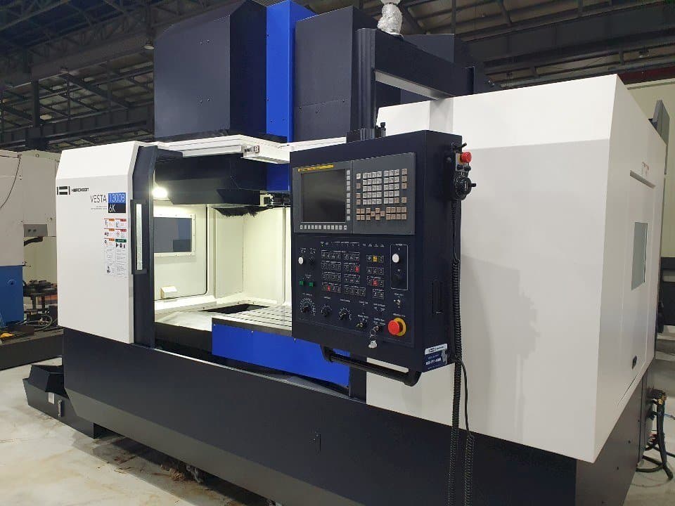 HWACHEON VESTA-1300B Mašinos vaizdas iš priekio