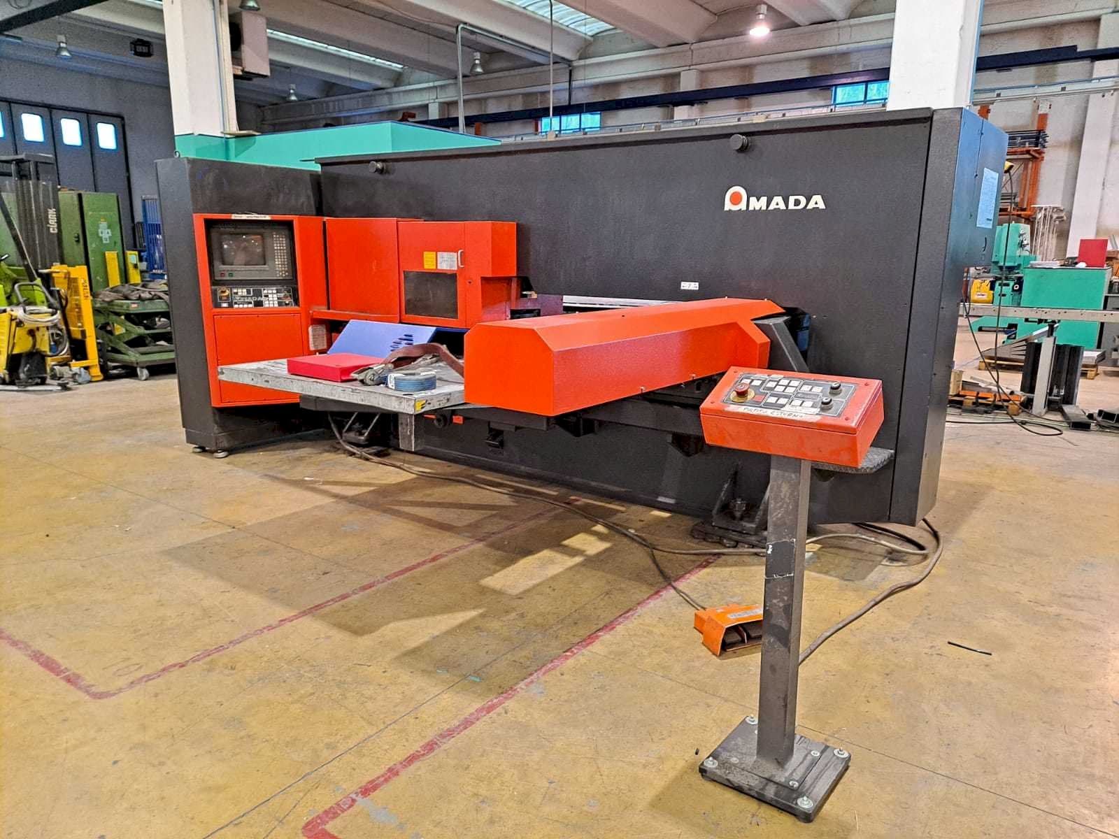 AMADA ARCADE 212 Mašinos vaizdas iš priekio