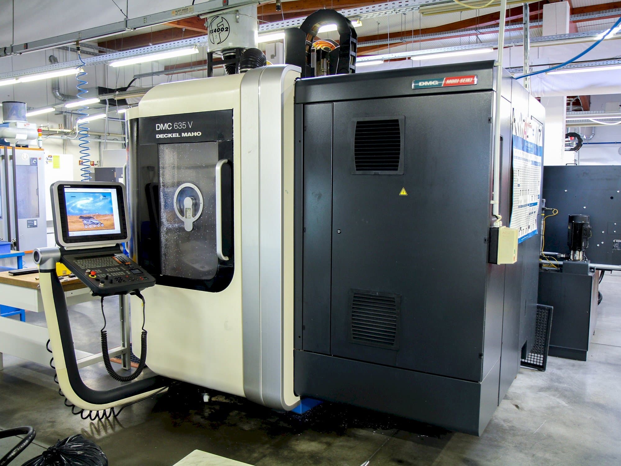 DMG MORI DMC 635V PW Mašinos vaizdas iš priekio