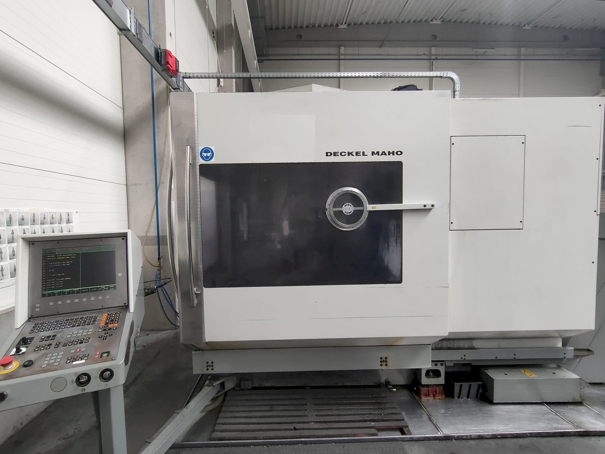 DECKEL MAHO DMU 60P Mašinos vaizdas iš priekio