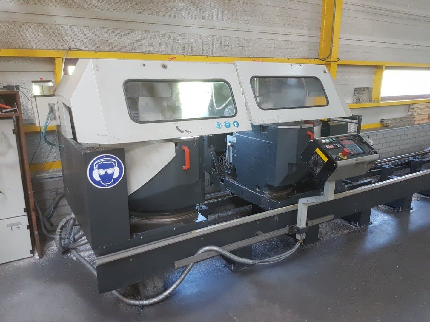 Elumatec DG 244 Mašinos vaizdas iš priekio