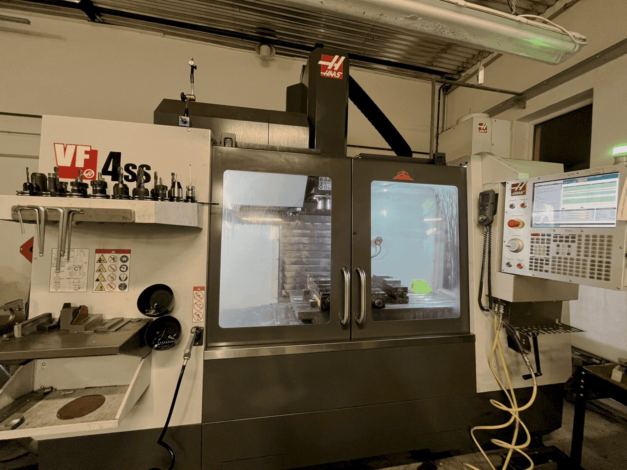 HAAS VF4-SS Mašinos vaizdas iš priekio