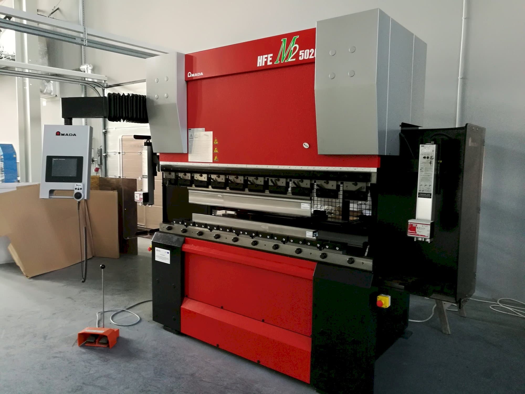 AMADA HFE M2 5020 Mašinos vaizdas iš priekio