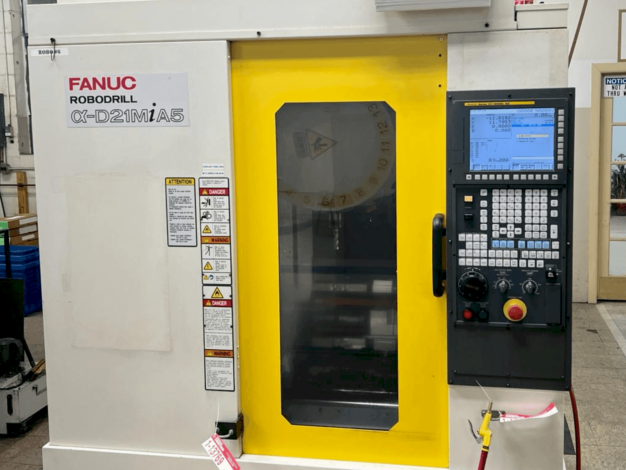 FANUC Robodrill D21MiA5 Mašinos vaizdas iš priekio