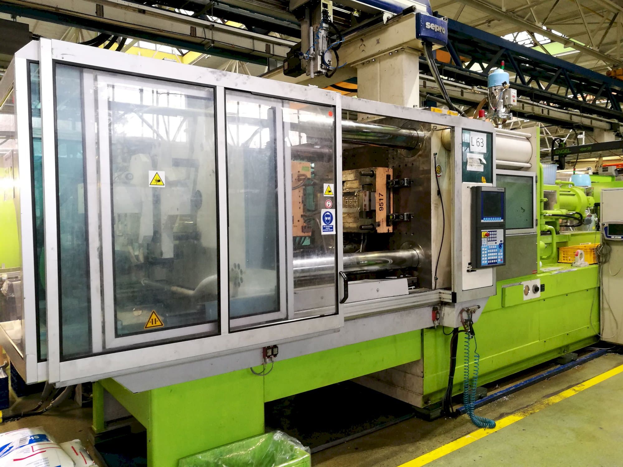 Krauss Maffei 420-1900 C2 Mašinos kairės pusės vaizdas