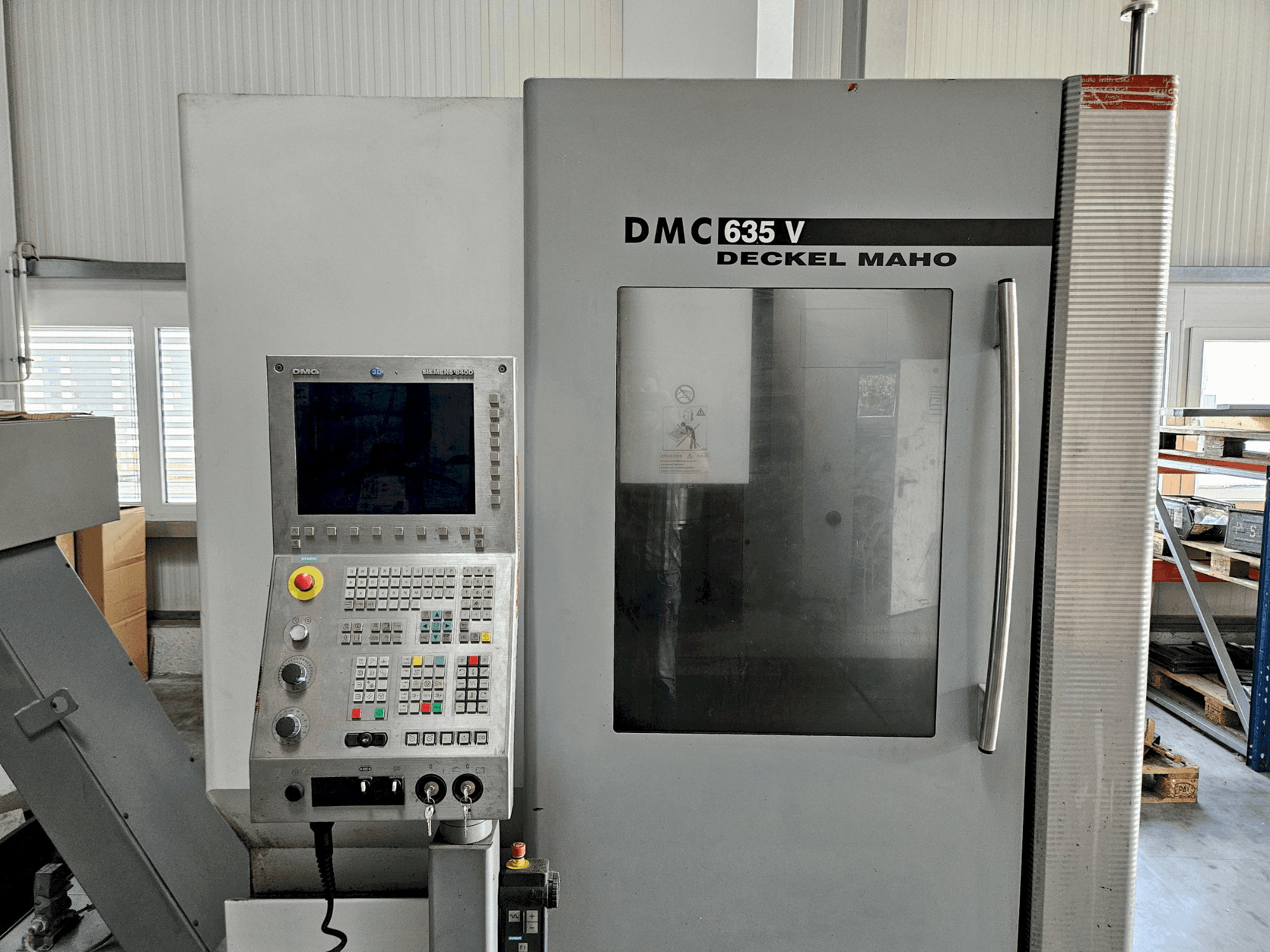 DECKEL MAHO DMC 635 V Mašinos vaizdas iš priekio