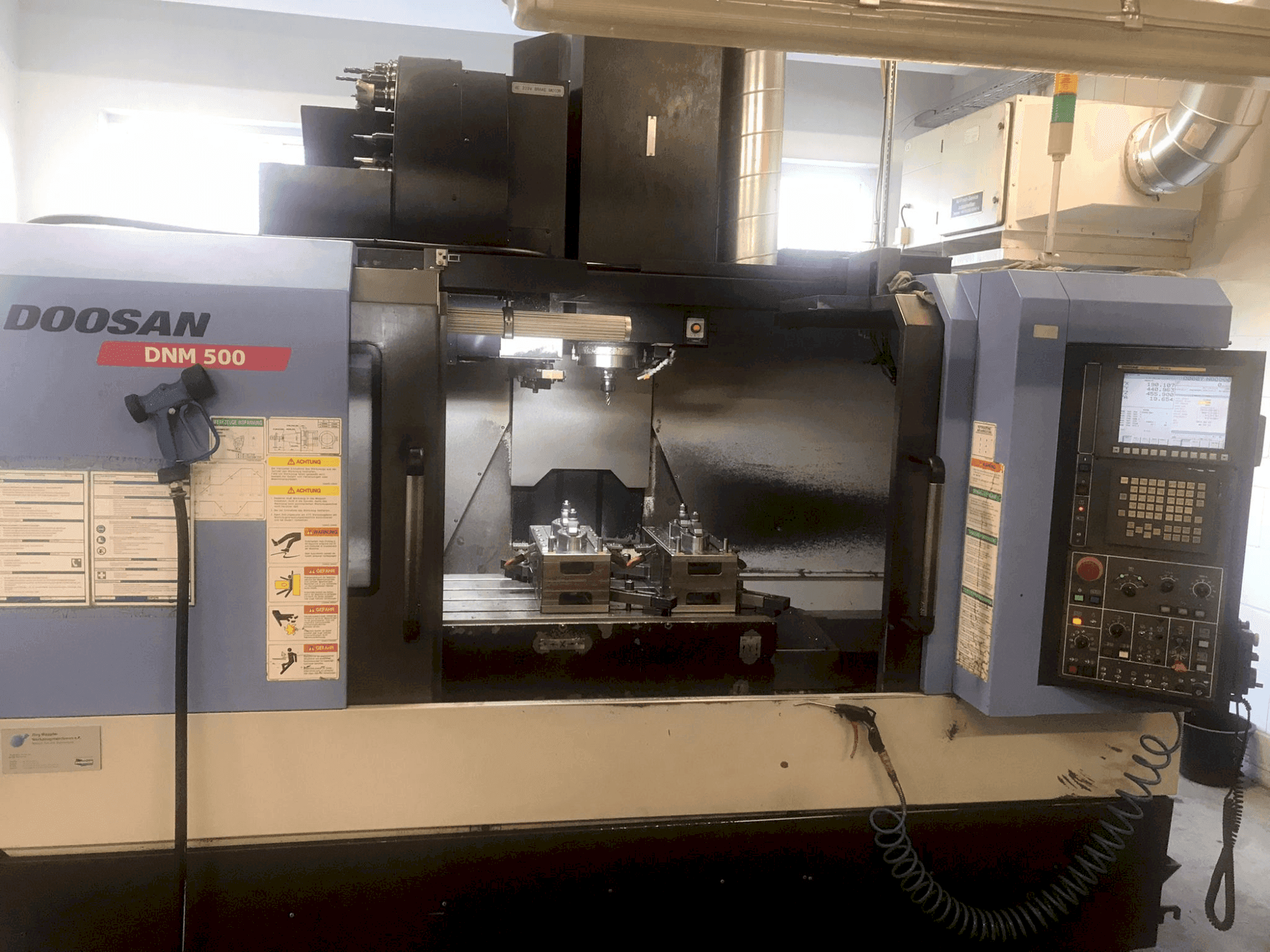 DOOSAN DNM 500 Mašinos vaizdas iš priekio