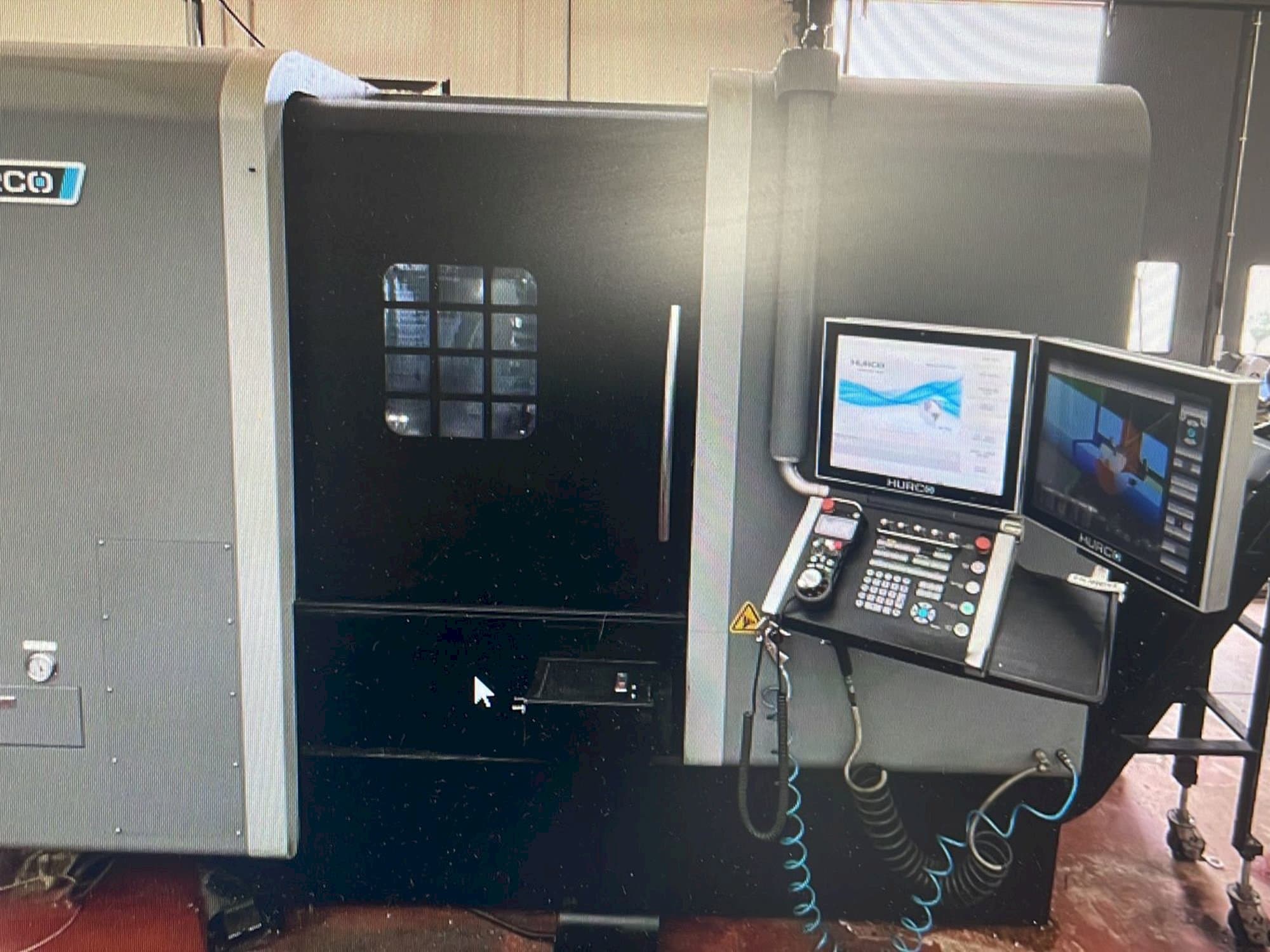 Hurco TMX8MYSi Mašinos vaizdas iš priekio