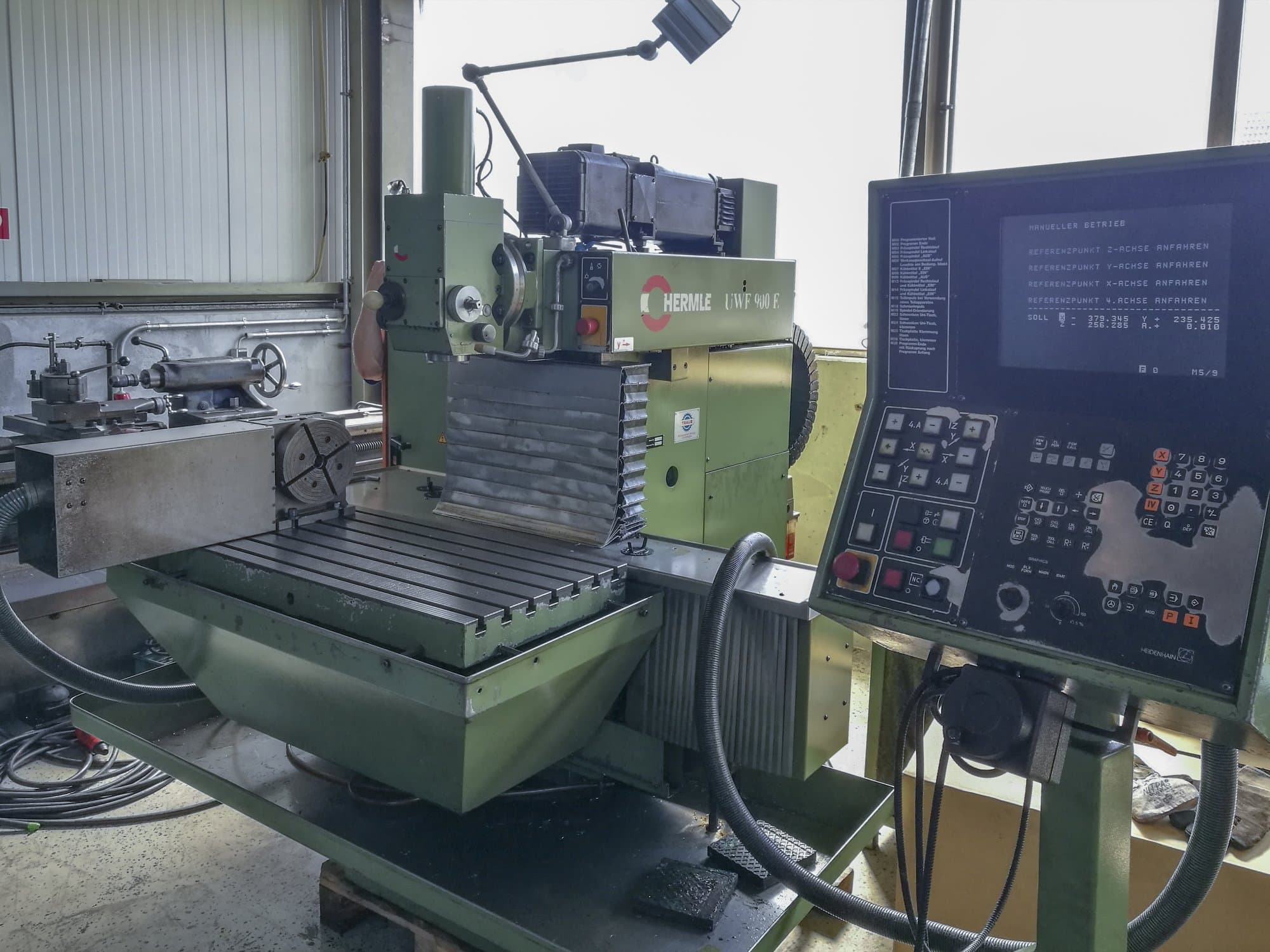 HERMLE UWF 900 E Mašinos dešinės pusės vaizdas