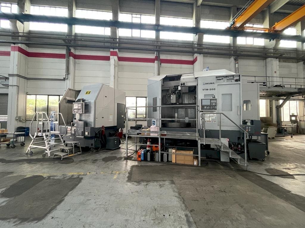 Okuma VTM-200 1ST Mašinos vaizdas iš priekio