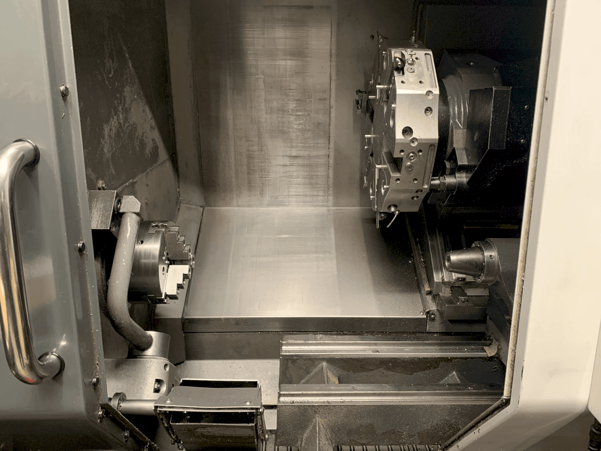 HAAS ST-20Y Mašinos vaizdas iš priekio