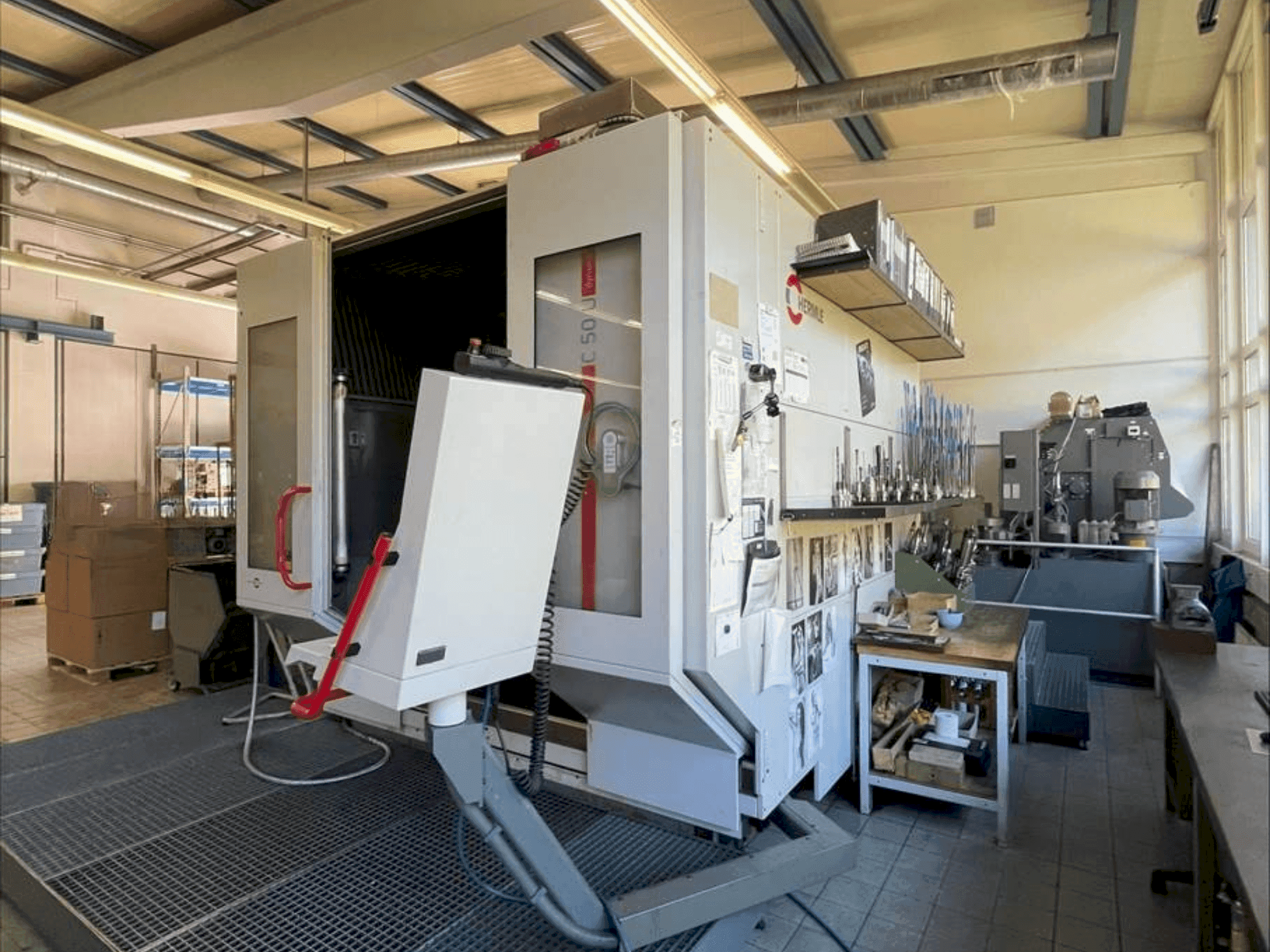 HERMLE C50U Mašinos vaizdas iš priekio