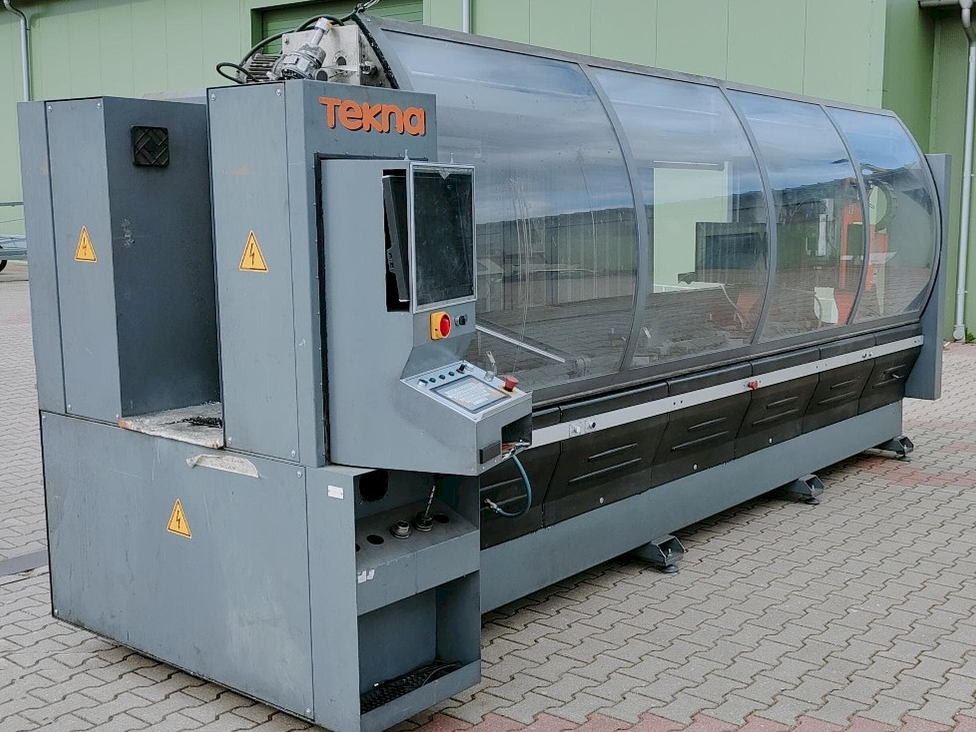 Tekna TK427-3 Mašinos vaizdas iš priekio