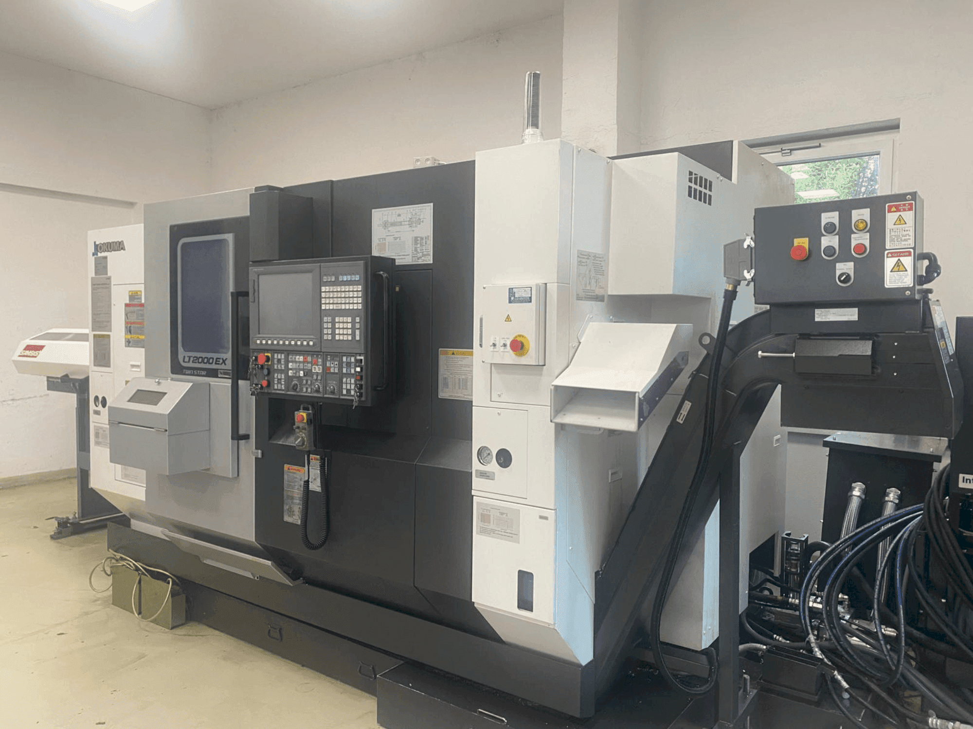 Okuma LT2000-2T1MY Mašinos vaizdas iš priekio