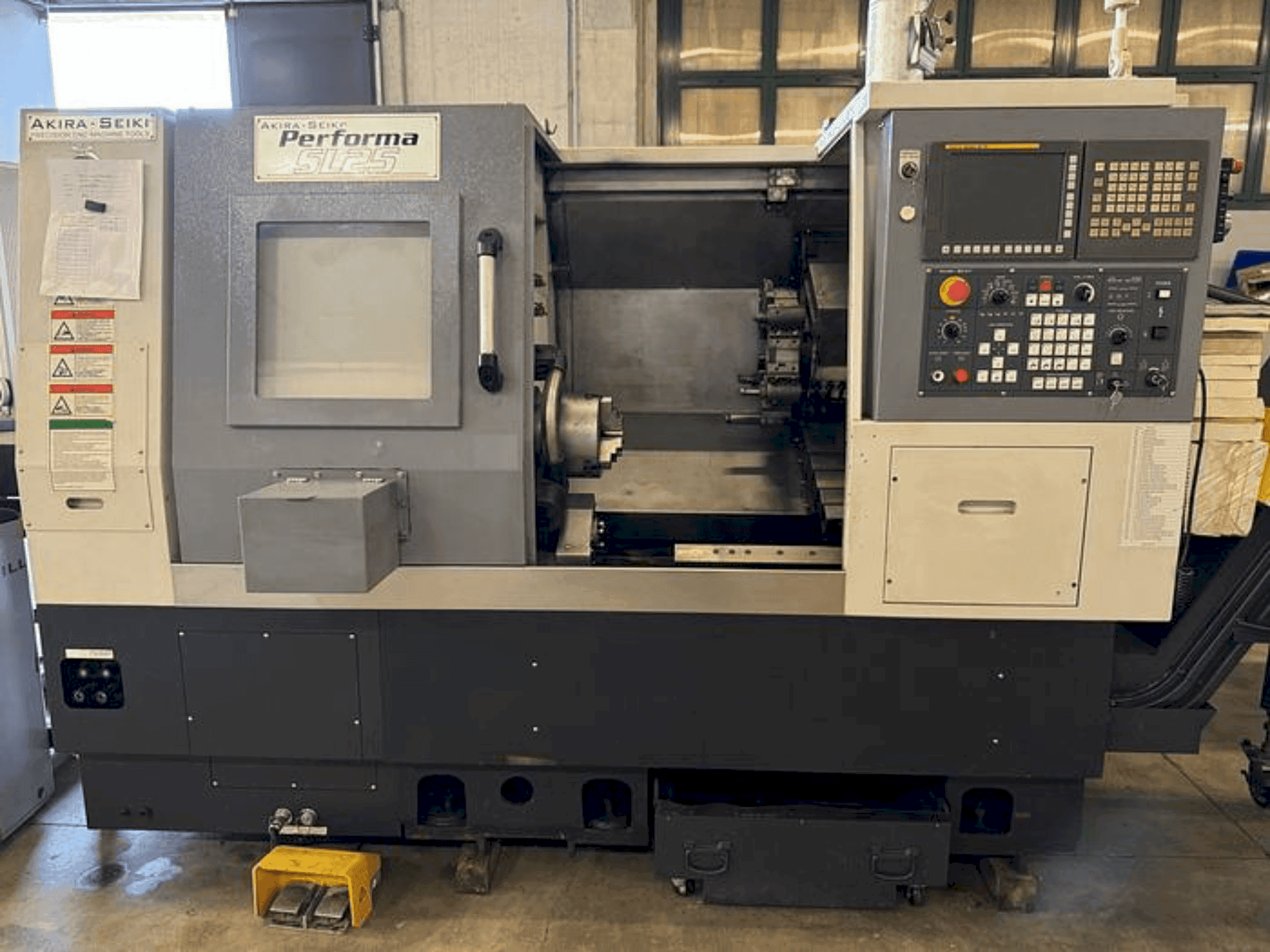 Akira Seiki Performa SL25 Mašinos vaizdas iš priekio