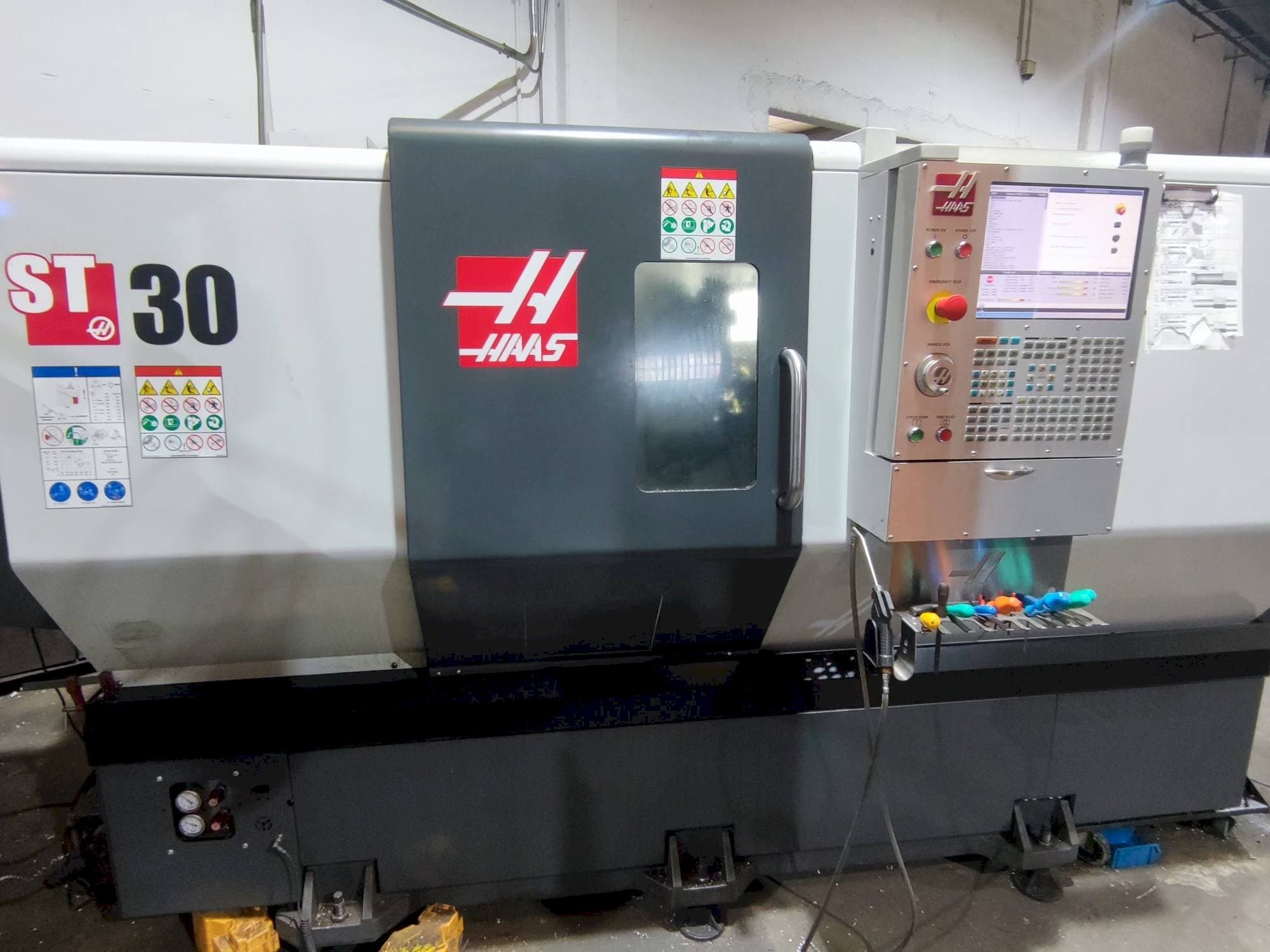 HAAS ST-30 Mašinos vaizdas iš priekio