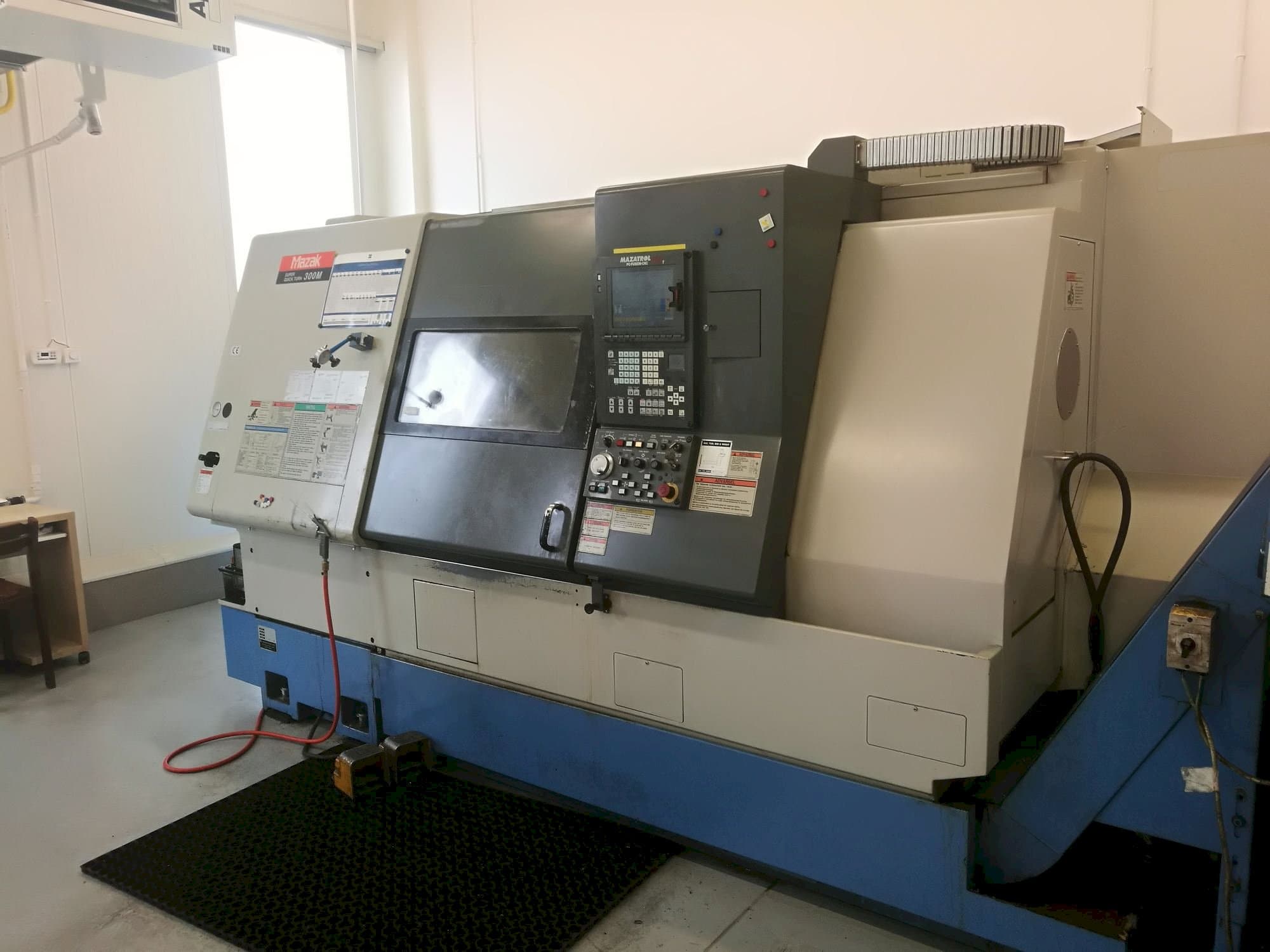 Mazak SQT-300M Mašinos vaizdas iš priekio